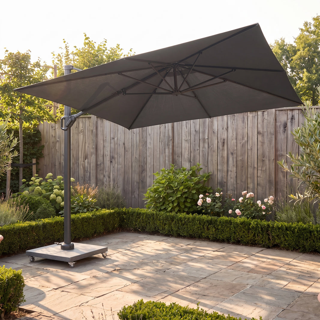 Zweefparasol met de mast opzij van het doek boven een terras