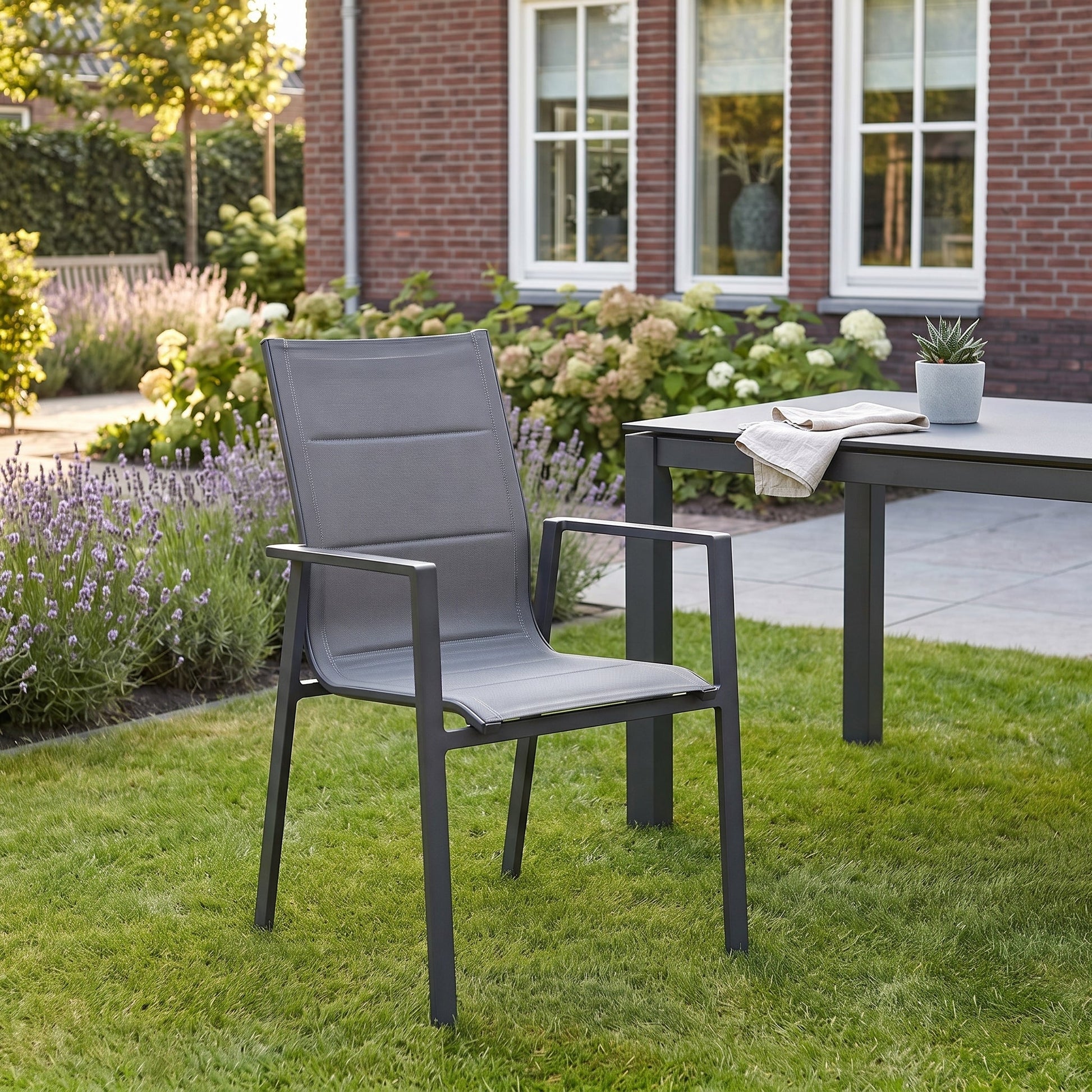 Abriola Stapelbare Tuinstoel | Dining in een sfeervolle tuin - Outnest tuinmeubelen