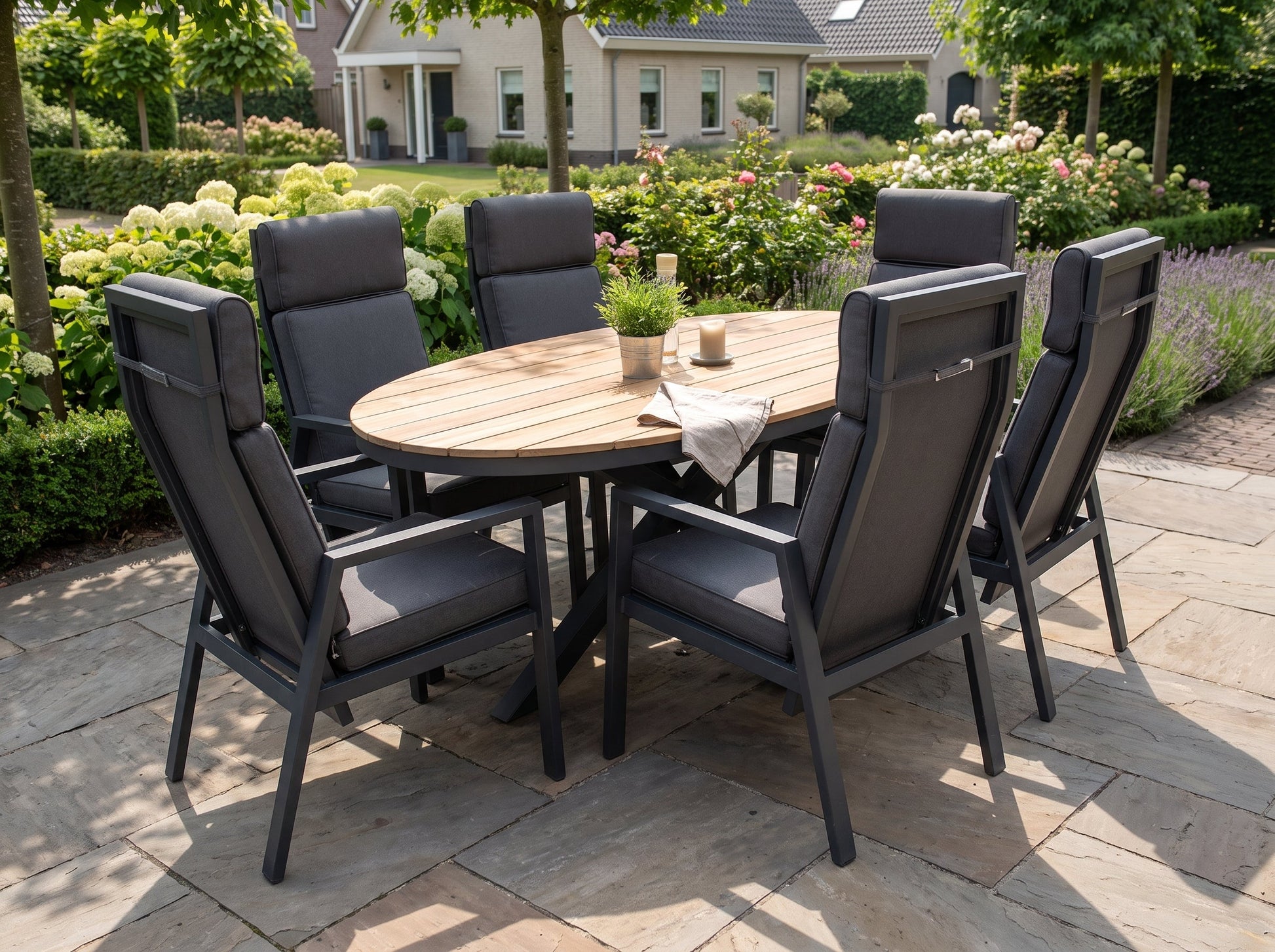 Akron-Birmingham Verstelbare Tuinset 6 Personen - Teak / Dark Grey in een sfeervolle tuin - Outnest tuinmeubelen