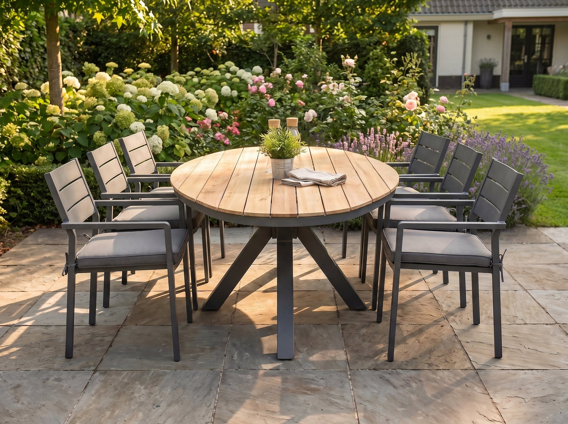 Akron-Bolton Tuinset 6 Personen - Teak / Dark Grey in een sfeervolle tuin - Outnest tuinmeubelen
