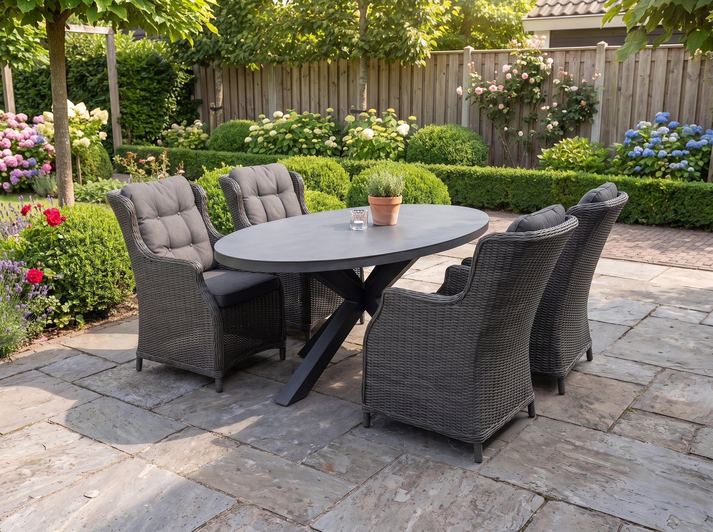 Akron-Darwin Tuinset 4 Personen - Keramisch blad / Rock Grey in een sfeervolle tuin - Outnest tuinmeubelen