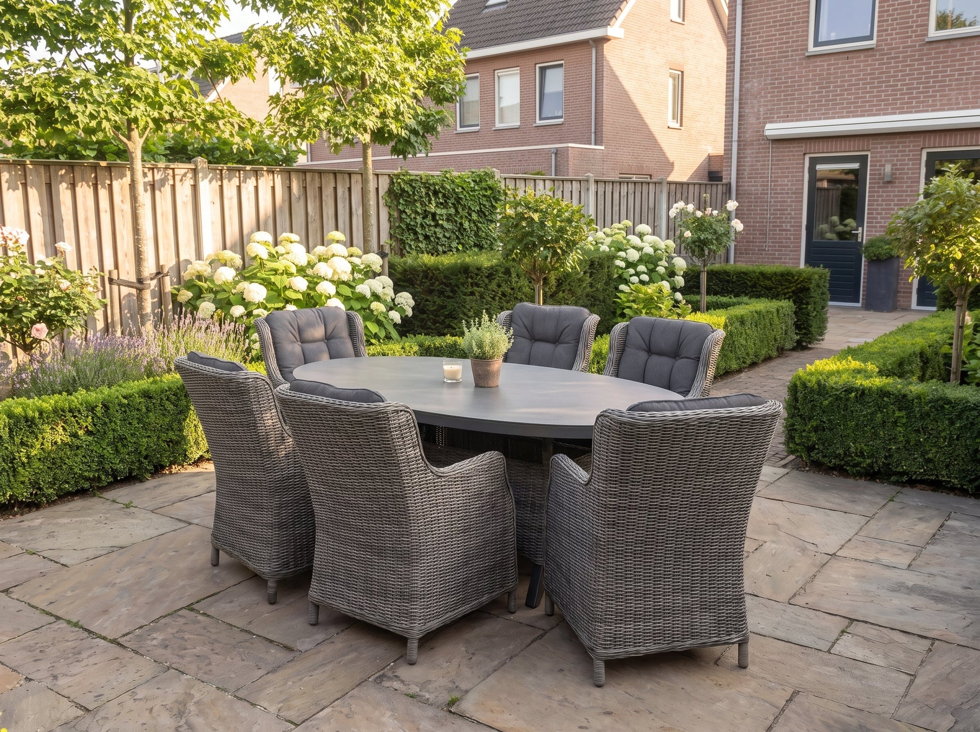 Akron-Darwin Tuinset 6 Personen - Keramisch blad / Kobo Grey in een sfeervolle tuin - Outnest tuinmeubelen