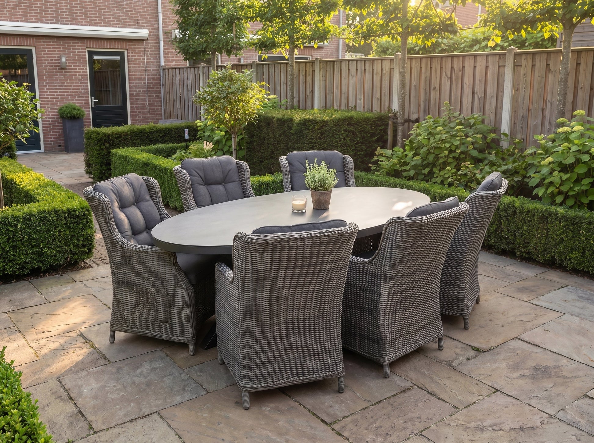 Akron-Darwin Tuinset 6 Personen - Keramisch blad / Kobo Grey in een sfeervolle tuin - Outnest tuinmeubelen