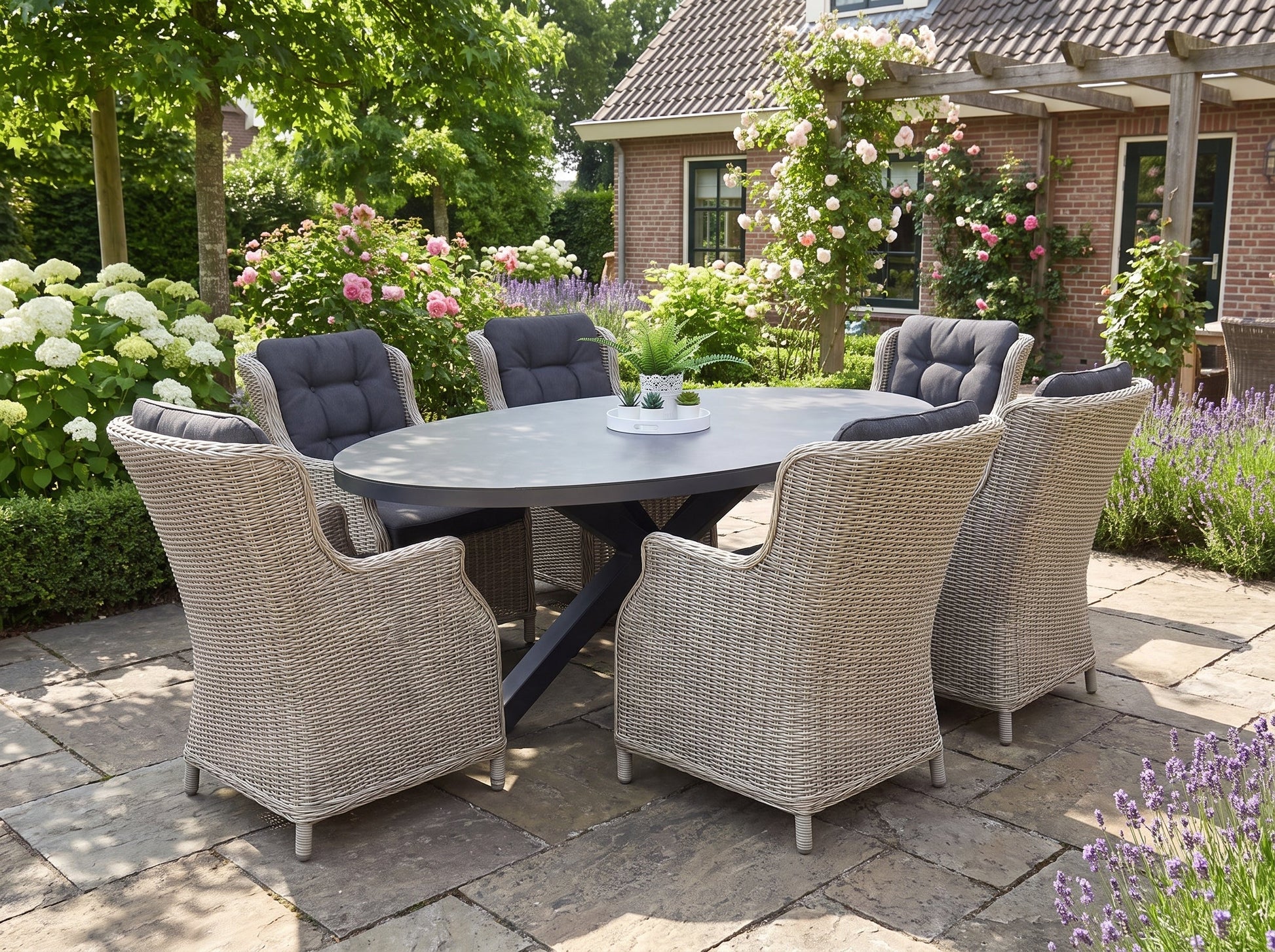 Akron-Darwin Tuinset 6 Personen - Keramisch blad / Light Kobo Grey in een sfeervolle tuin - Outnest tuinmeubelen