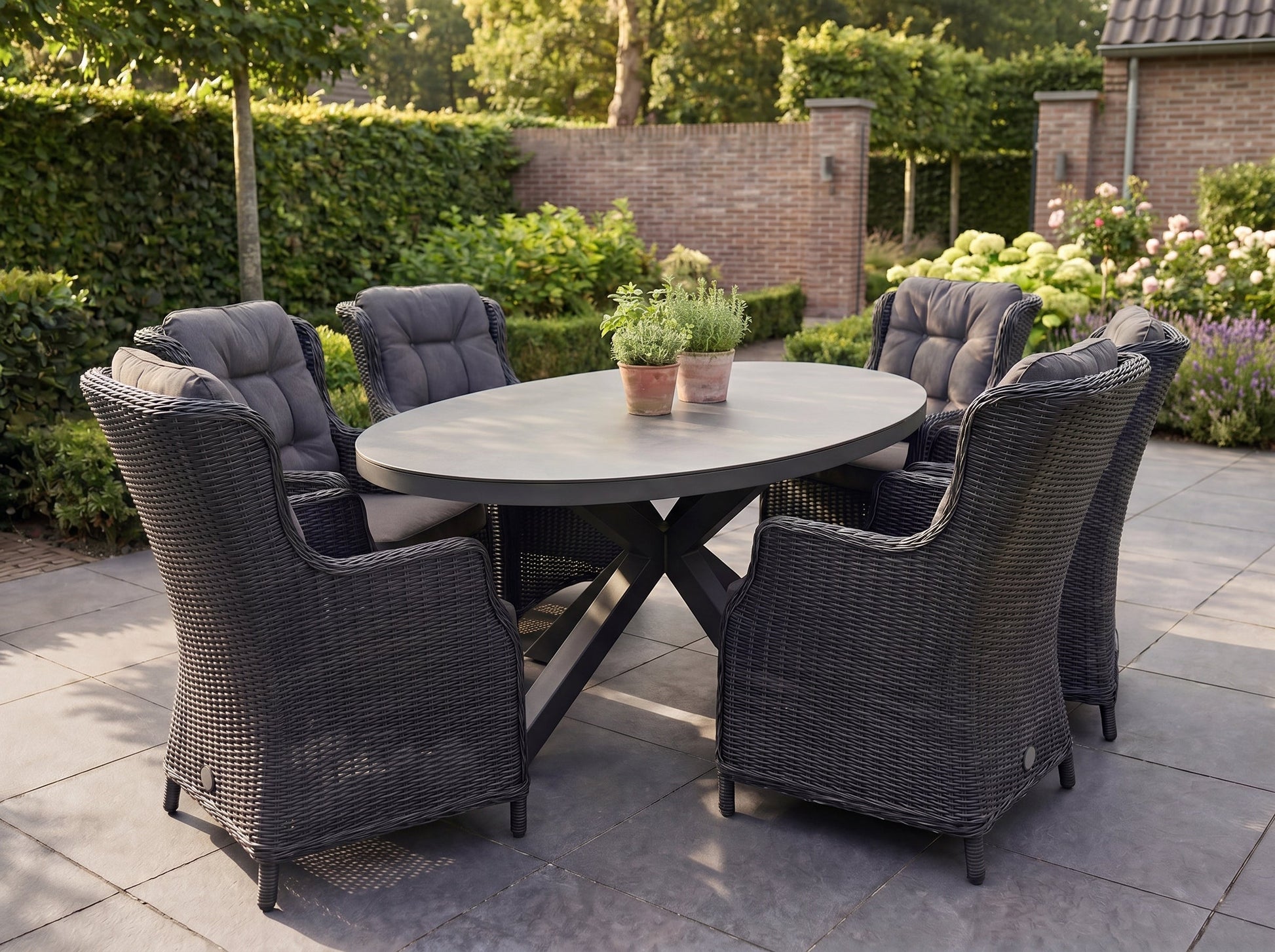 Akron-Darwin Tuinset 6 Personen - Keramisch blad / Rock Grey in een sfeervolle tuin - Outnest tuinmeubelen