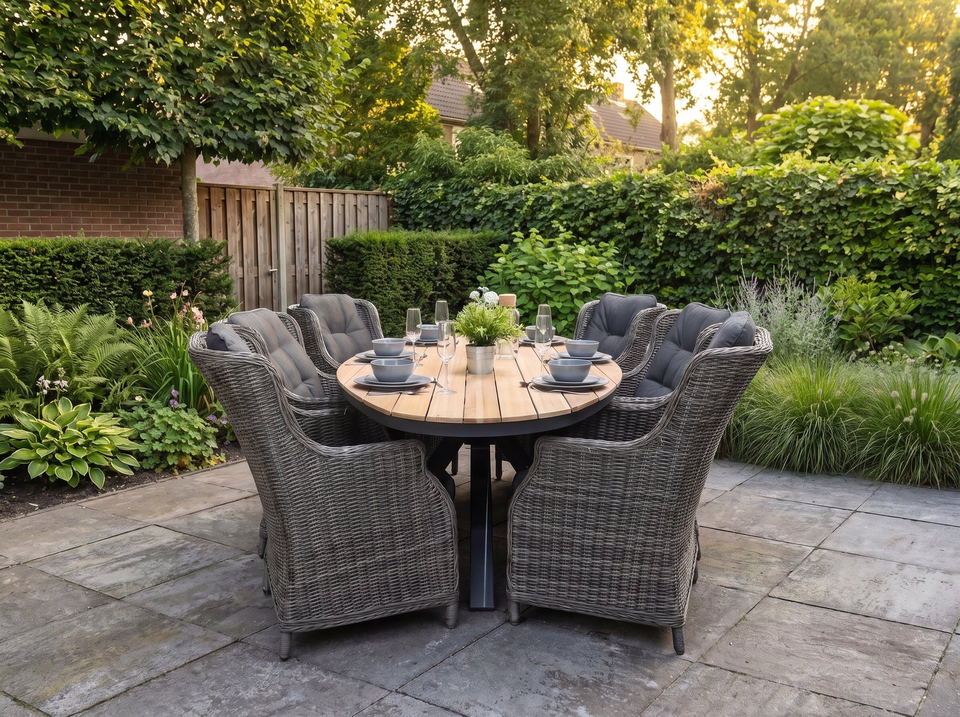 Akron-Darwin Tuinset 6 Personen - Teak / Kobo Grey in een sfeervolle tuin - Outnest tuinmeubelen