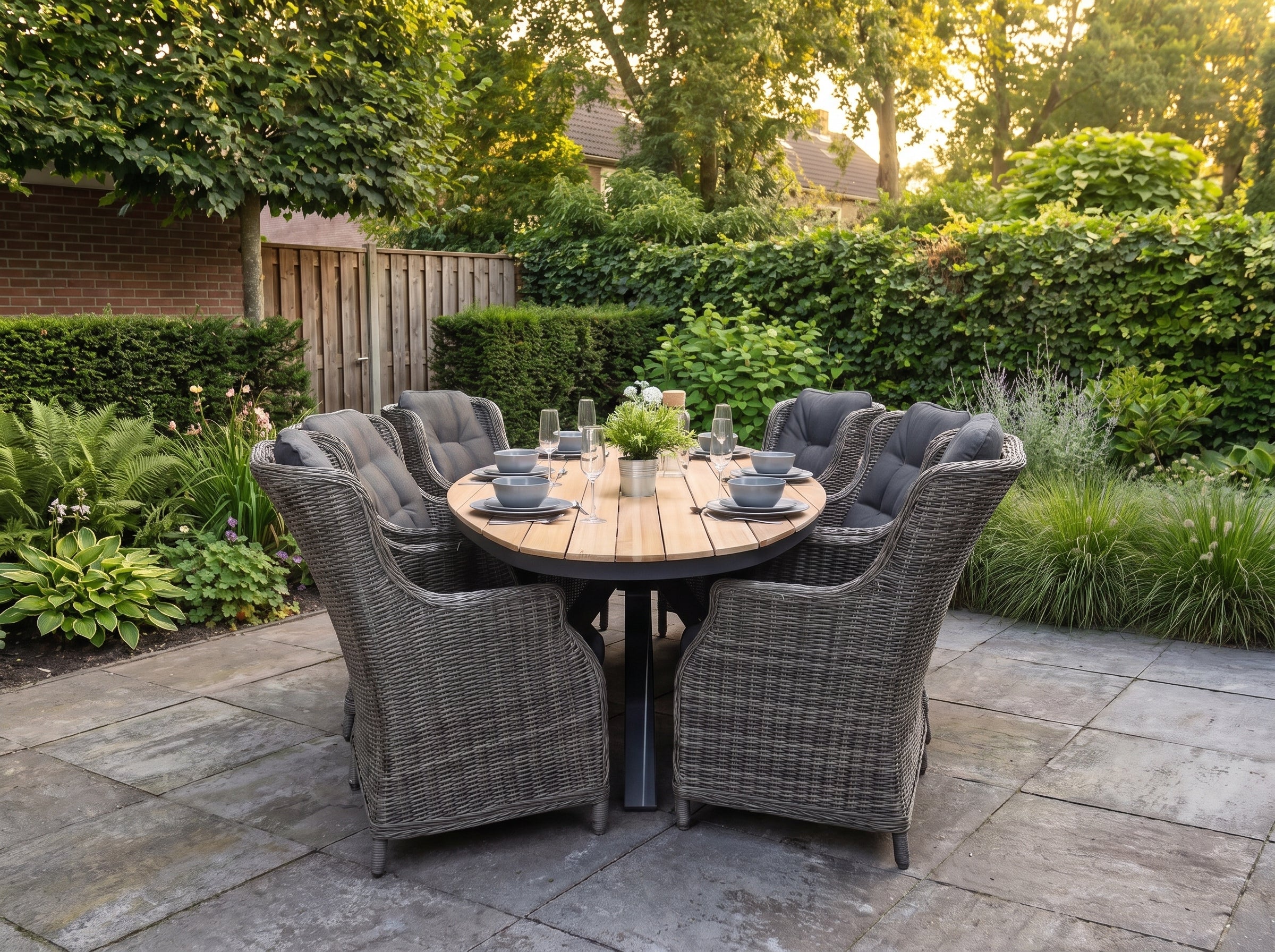Akron-Darwin Tuinset 6 Personen - Teak / Kobo Grey in een sfeervolle tuin - Outnest tuinmeubelen