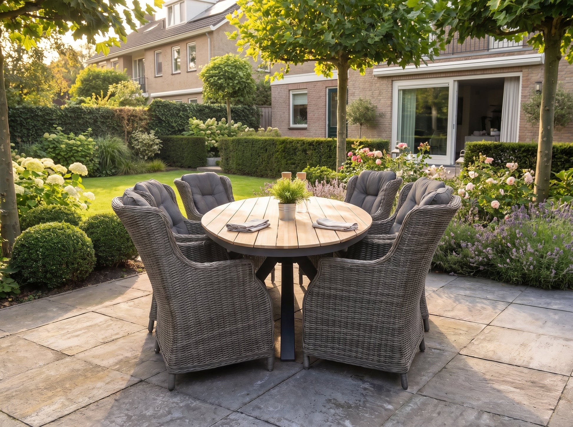 Akron-Darwin Tuinset 6 Personen - Teak / Kobo Grey in een sfeervolle tuin - Outnest tuinmeubelen