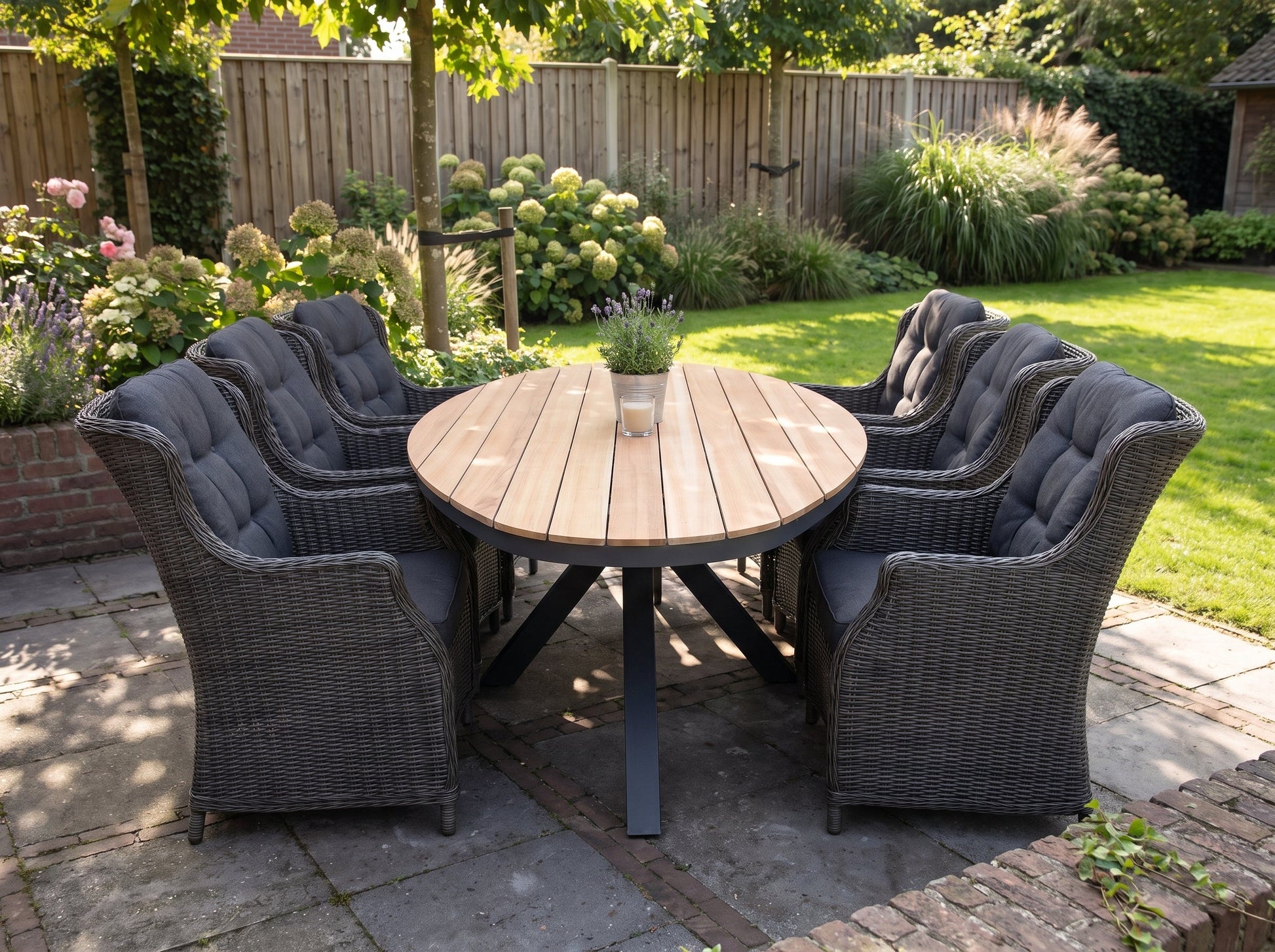 Akron-Darwin Tuinset 6 Personen - Teak / Rock Grey in een sfeervolle tuin - Outnest tuinmeubelen