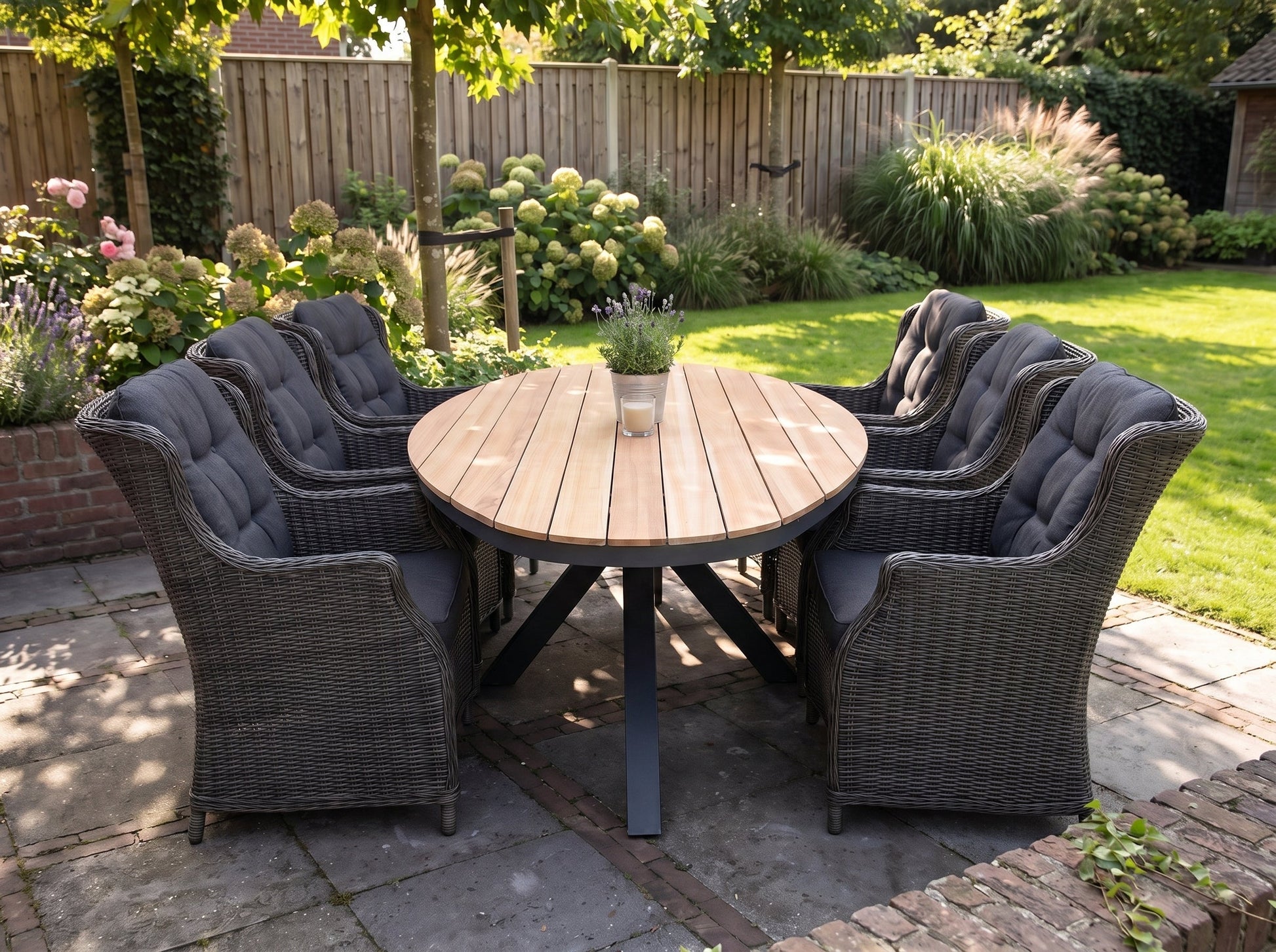 Akron-Darwin Tuinset 6 Personen - Teak / Rock Grey in een sfeervolle tuin - Outnest tuinmeubelen
