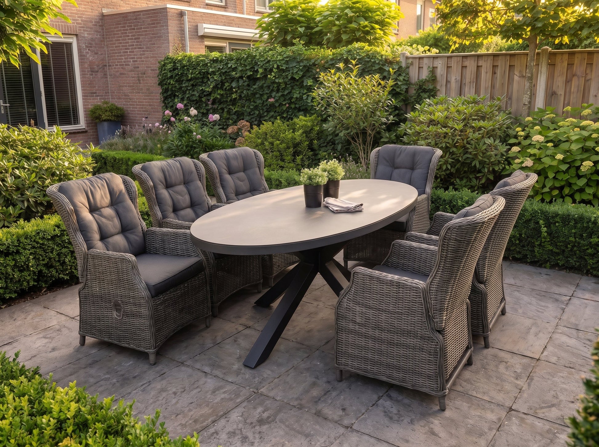 Akron-Darwin Verstelbare Tuinset 6 Personen - Keramisch blad / Kobo Grey in een sfeervolle tuin - Outnest tuinmeubelen