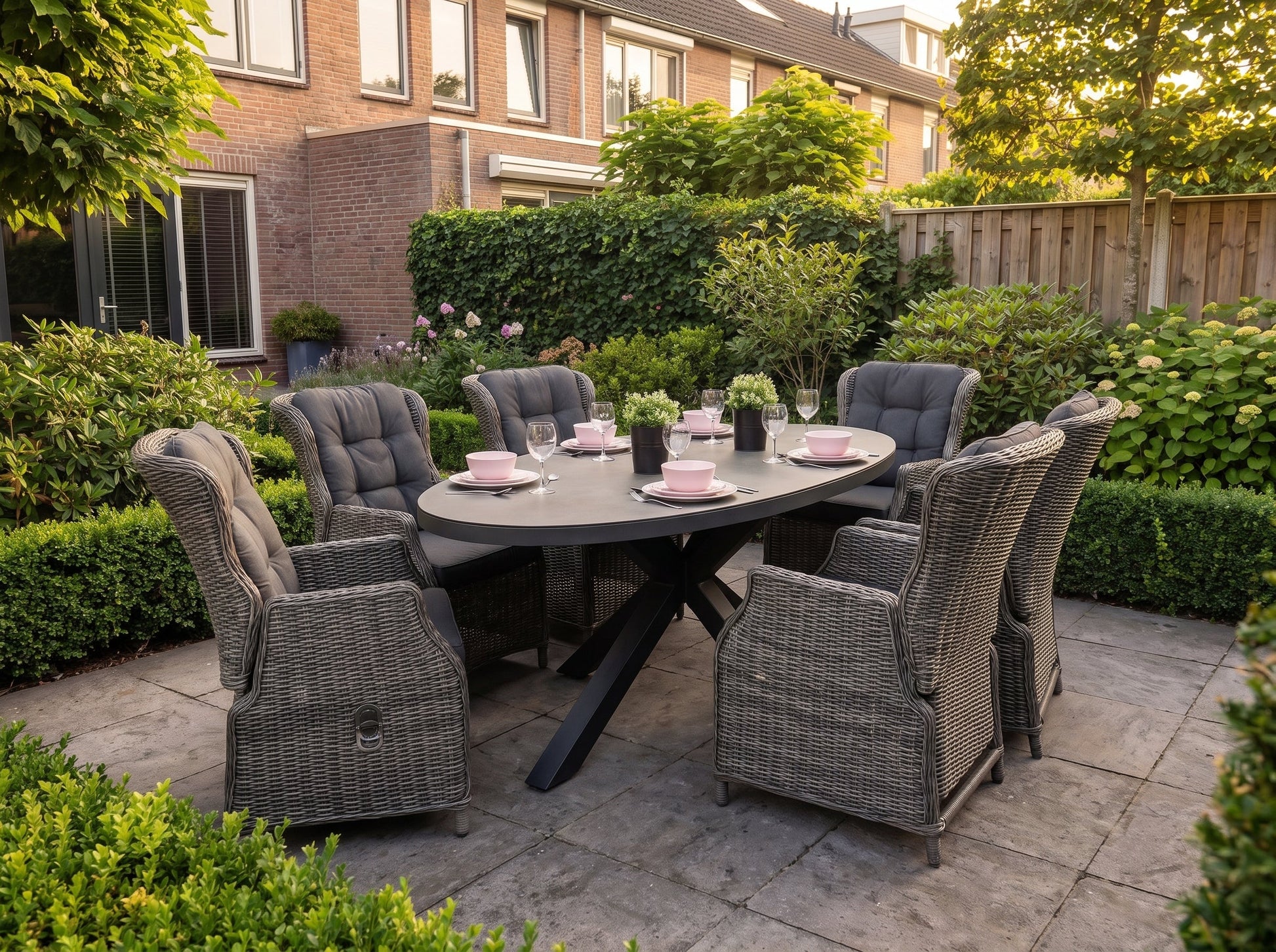 Akron-Darwin Verstelbare Tuinset 6 Personen - Keramisch blad / Kobo Grey in een sfeervolle tuin - Outnest tuinmeubelen