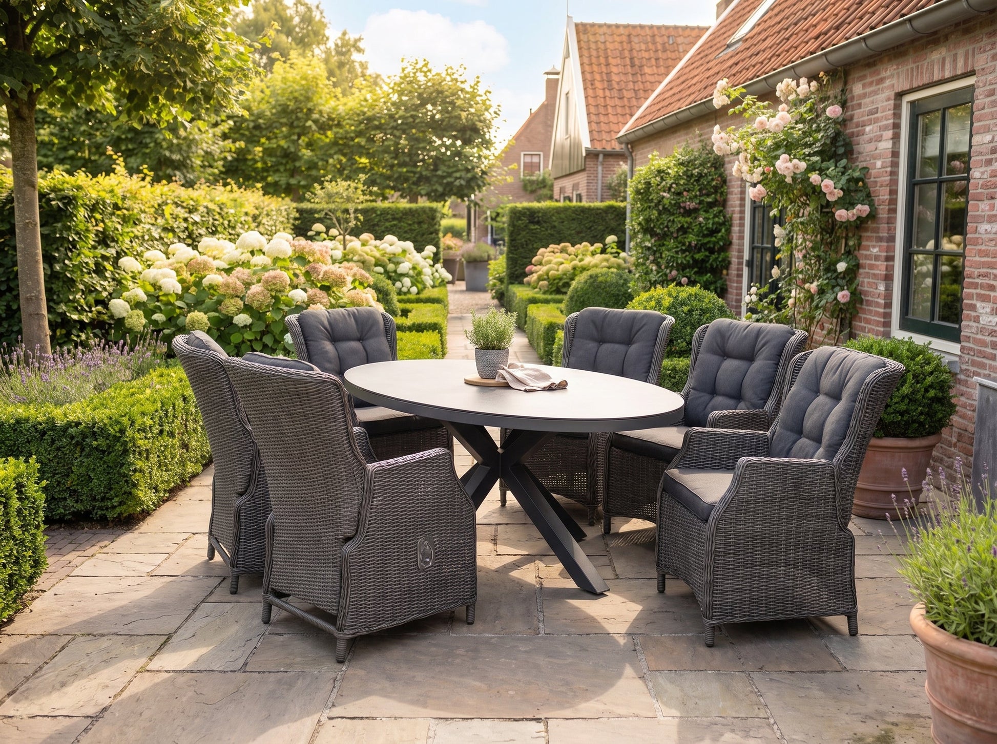 Akron-Darwin Verstelbare Tuinset 6 Personen - Keramisch blad / Rock Grey in een sfeervolle tuin - Outnest tuinmeubelen