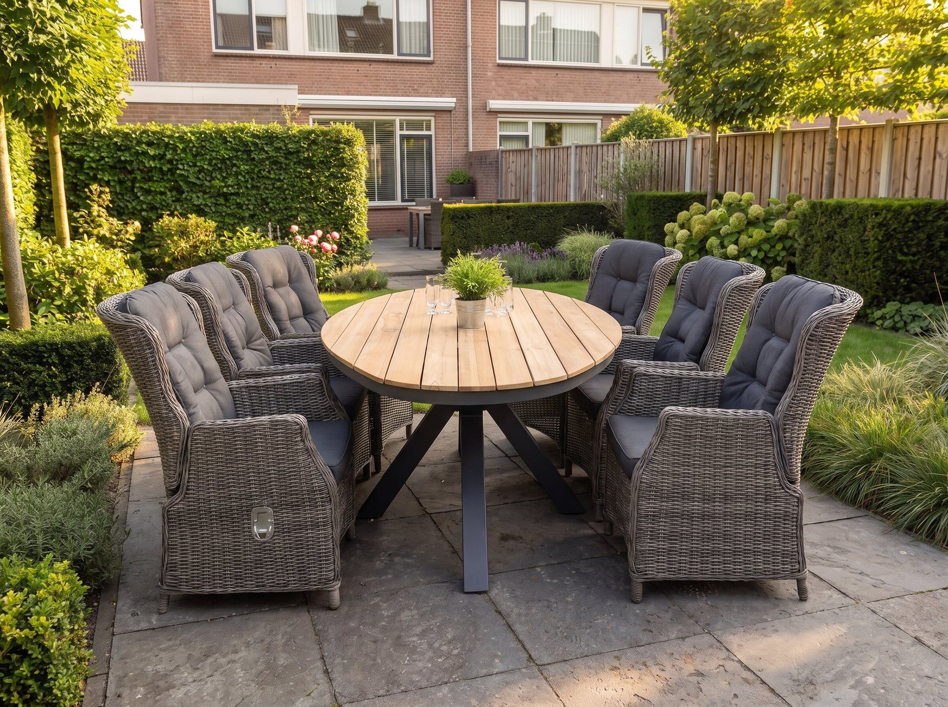 Akron-Darwin Verstelbare Tuinset 6 Personen - Teak / Kobo Grey in een sfeervolle tuin - Outnest tuinmeubelen