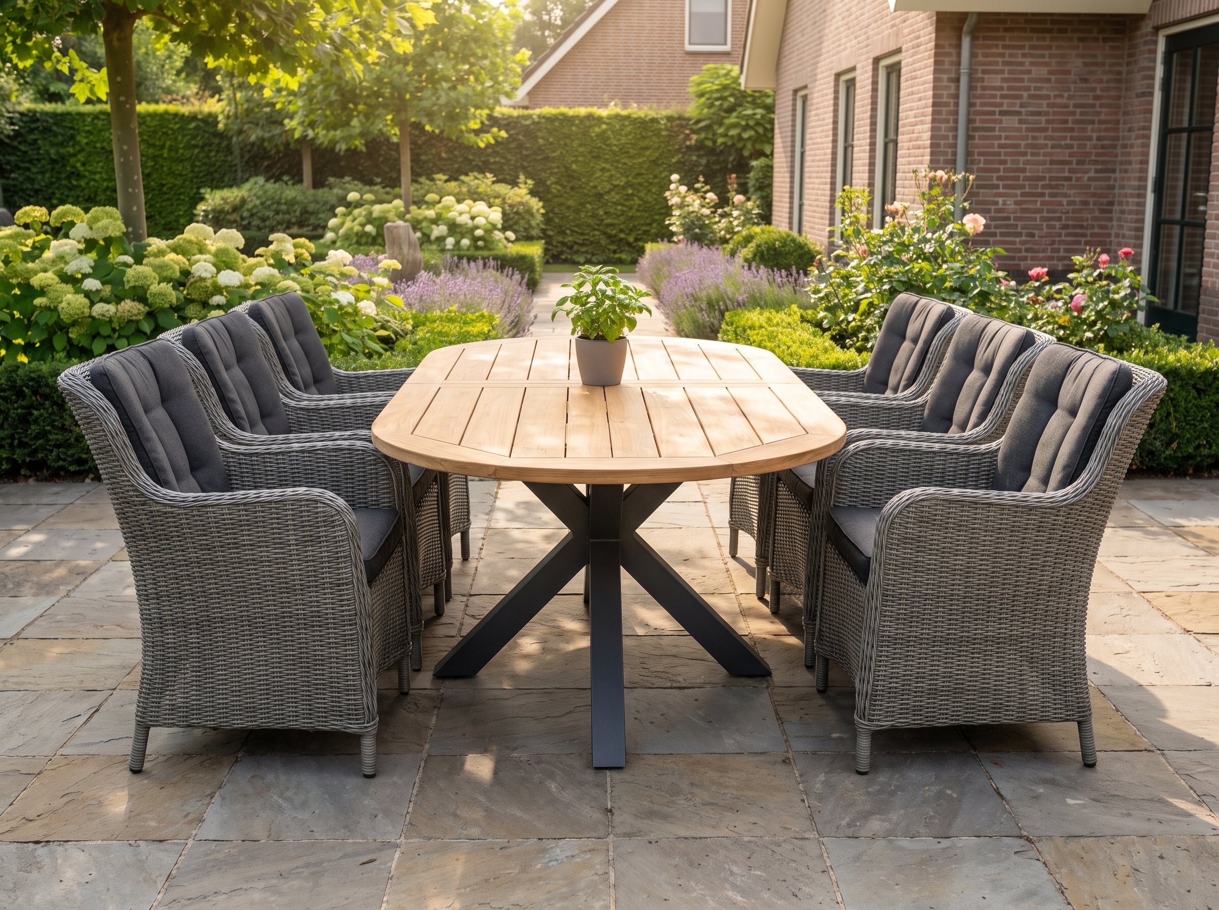 Akron-Darwin Verstelbare Tuinset 6 Personen - Teak / Kobo Grey in een sfeervolle tuin - Outnest tuinmeubelen