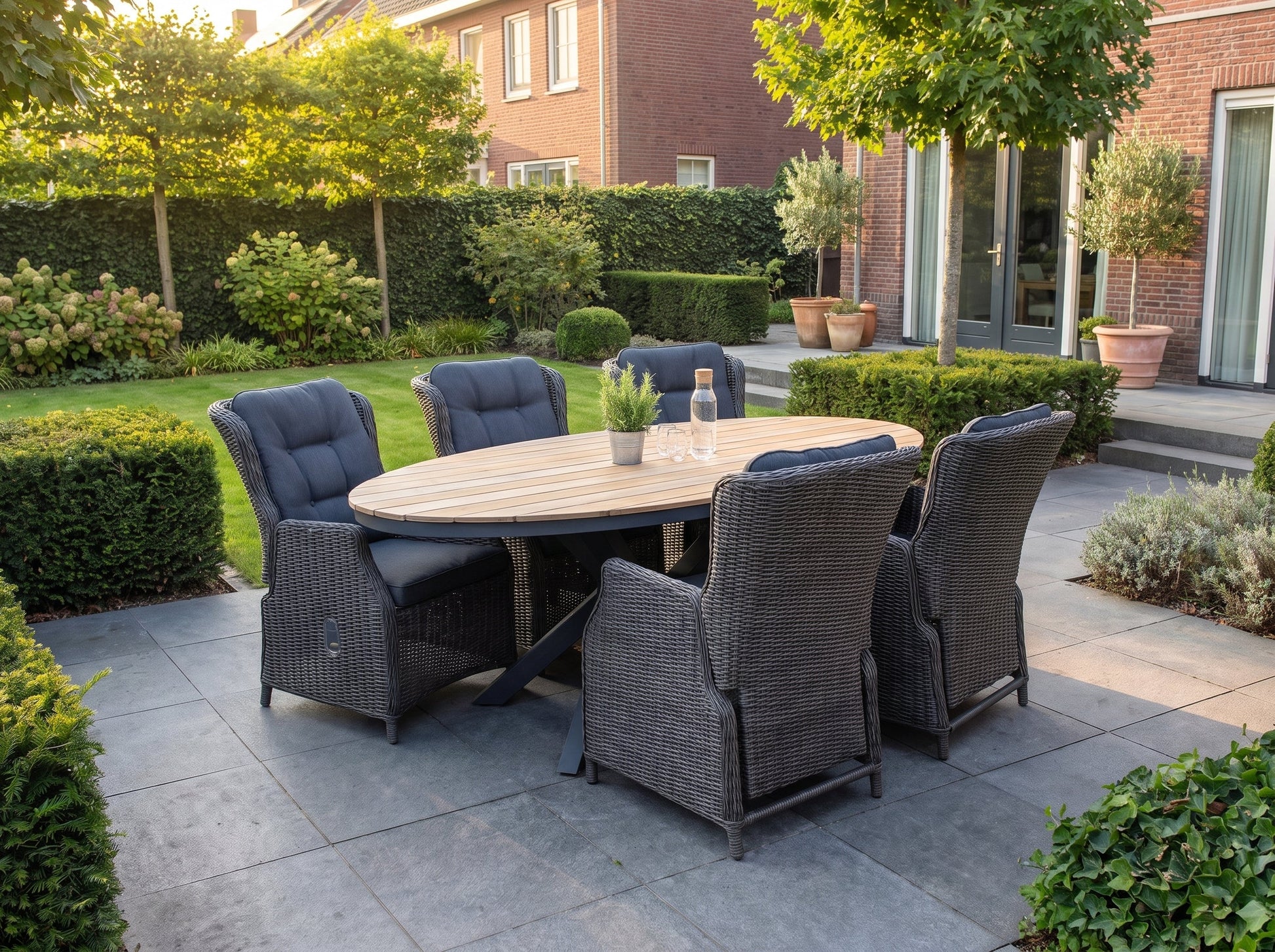 Akron-Darwin Verstelbare Tuinset 6 Personen - Teak / Rock Grey in een sfeervolle tuin - Outnest tuinmeubelen