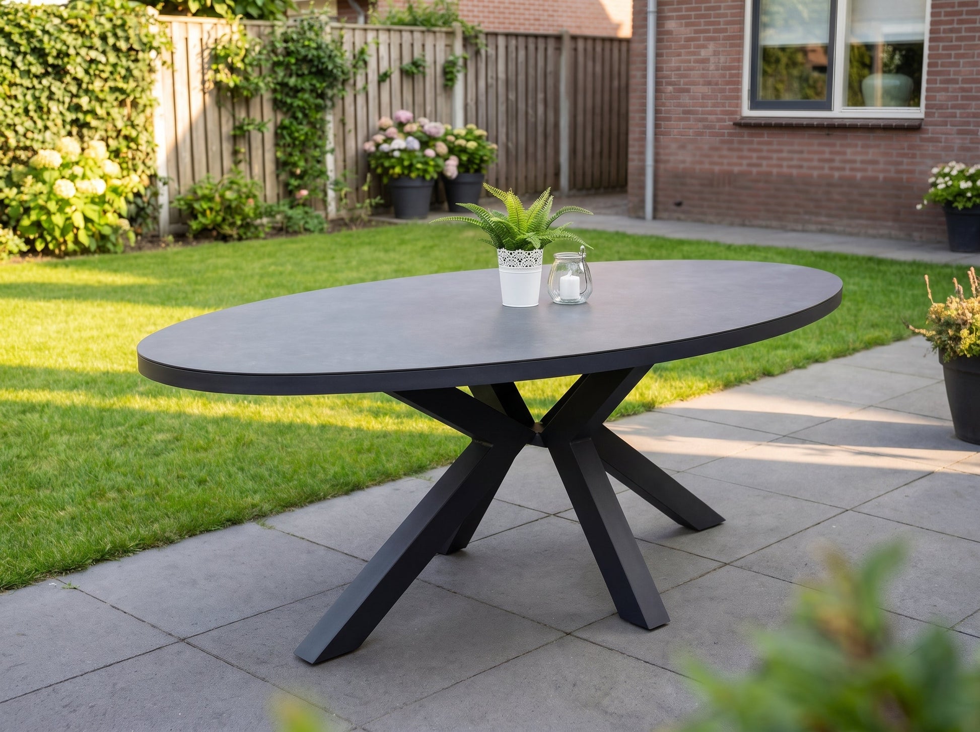 Akron Ovale Tuintafel 180 cm - Keramisch blad in een sfeervolle tuin - Outnest tuinmeubelen