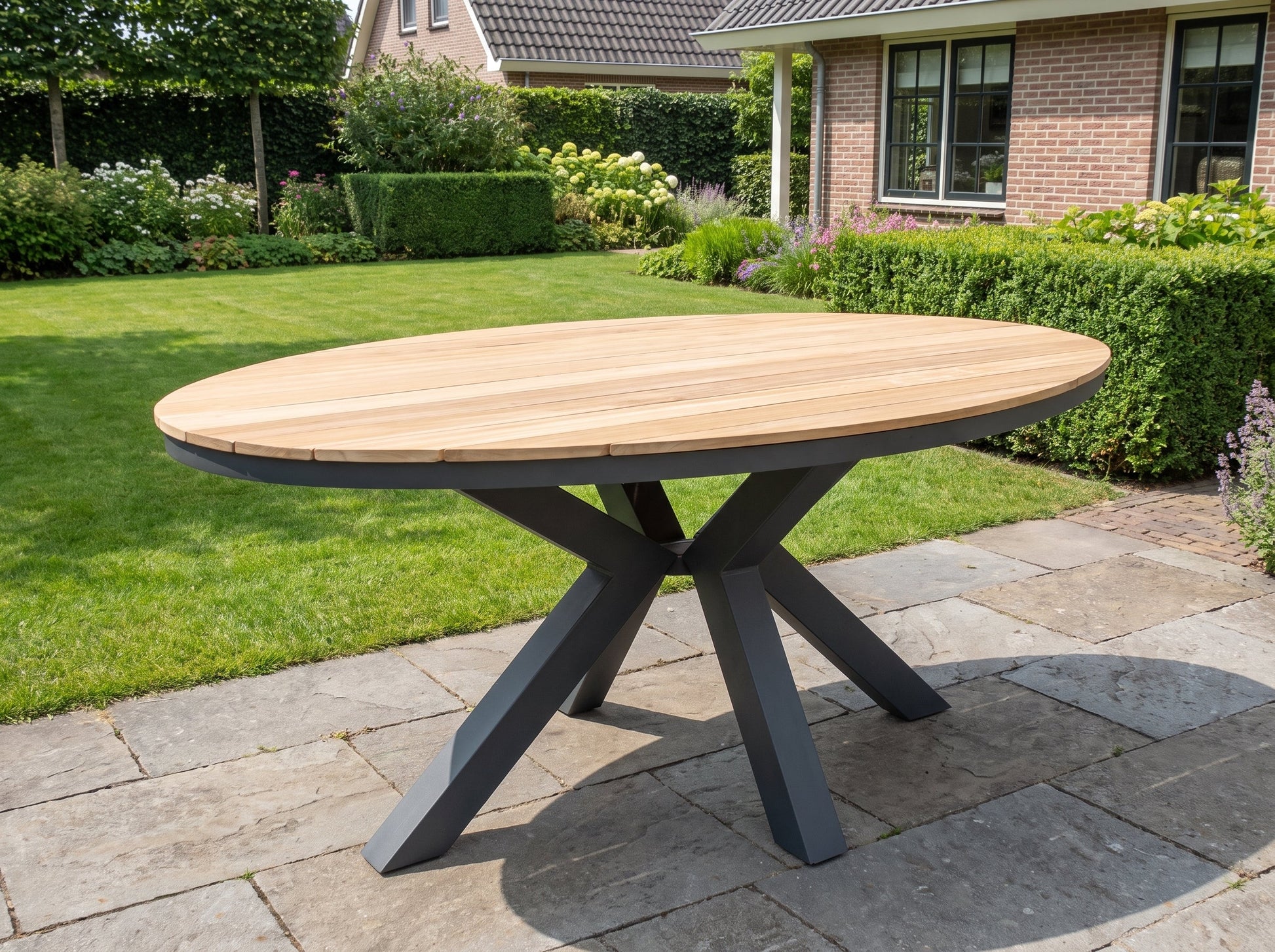 Akron Ovale Tuintafel 180 cm - Teak in een sfeervolle tuin - Outnest tuinmeubelen