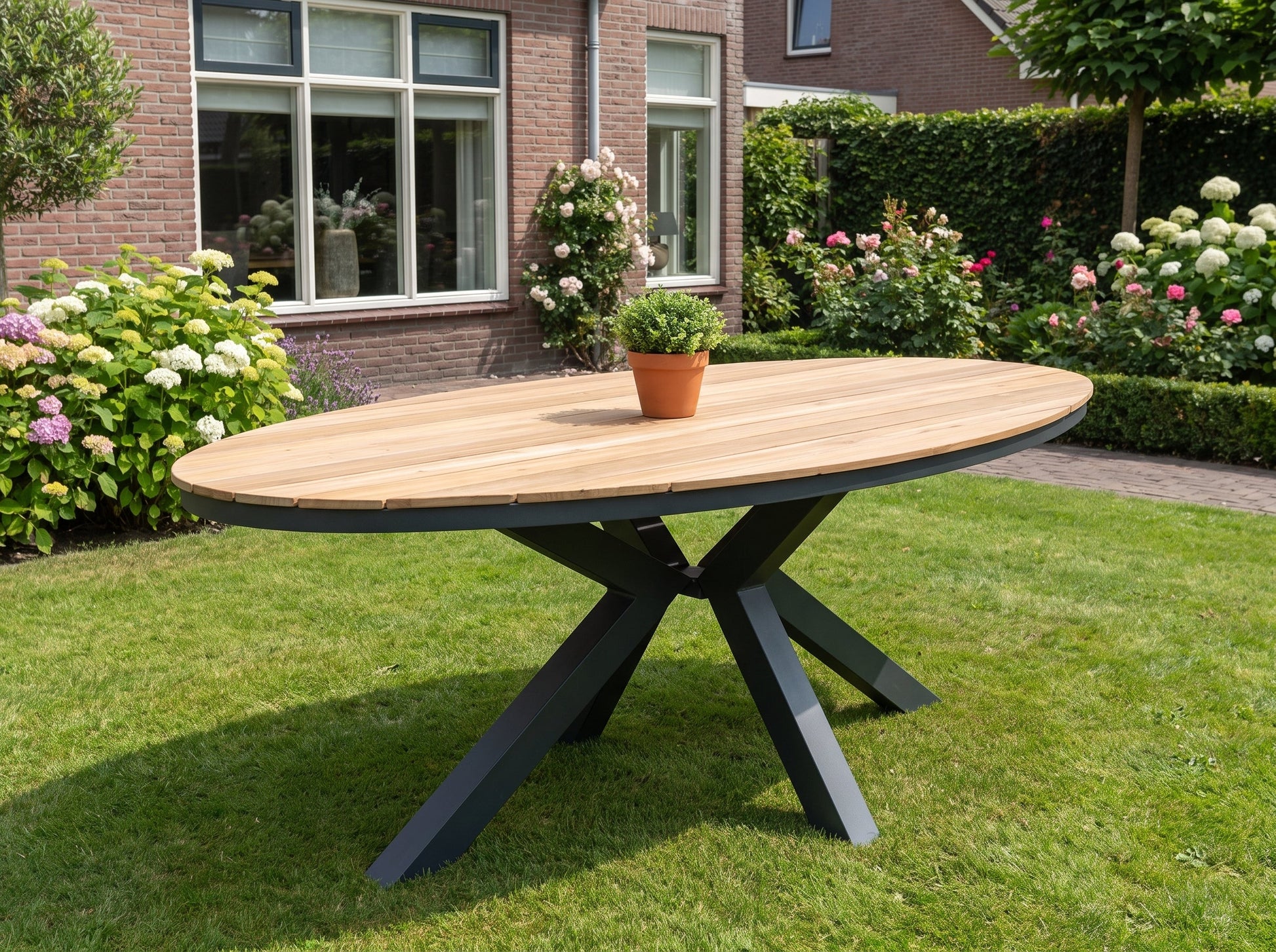 Akron Ovale Tuintafel 220 cm - Teak in een sfeervolle tuin - Outnest tuinmeubelen