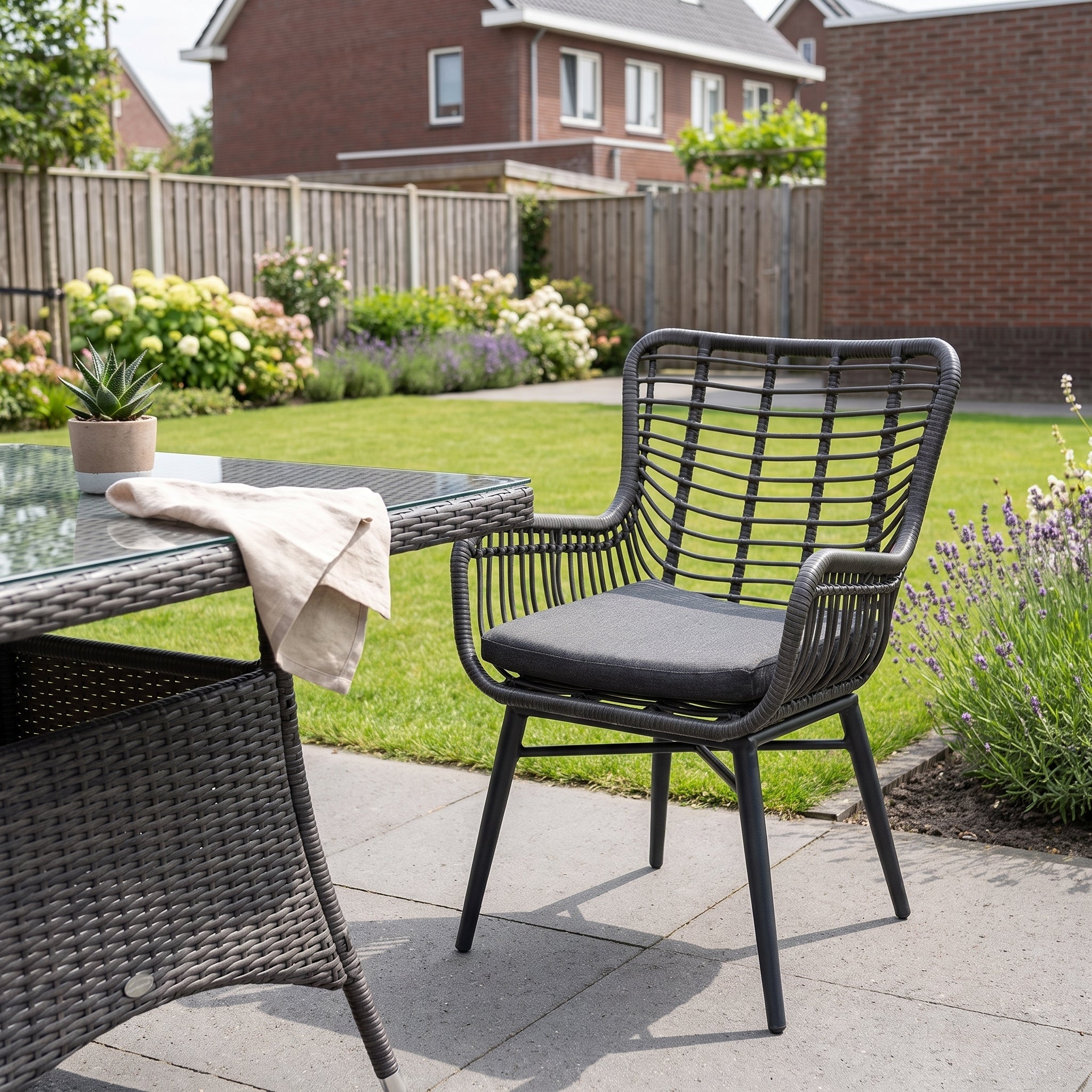 Alba Tuinstoel | Dining - Rock Grey in een sfeervolle tuin - Outnest tuinmeubelen