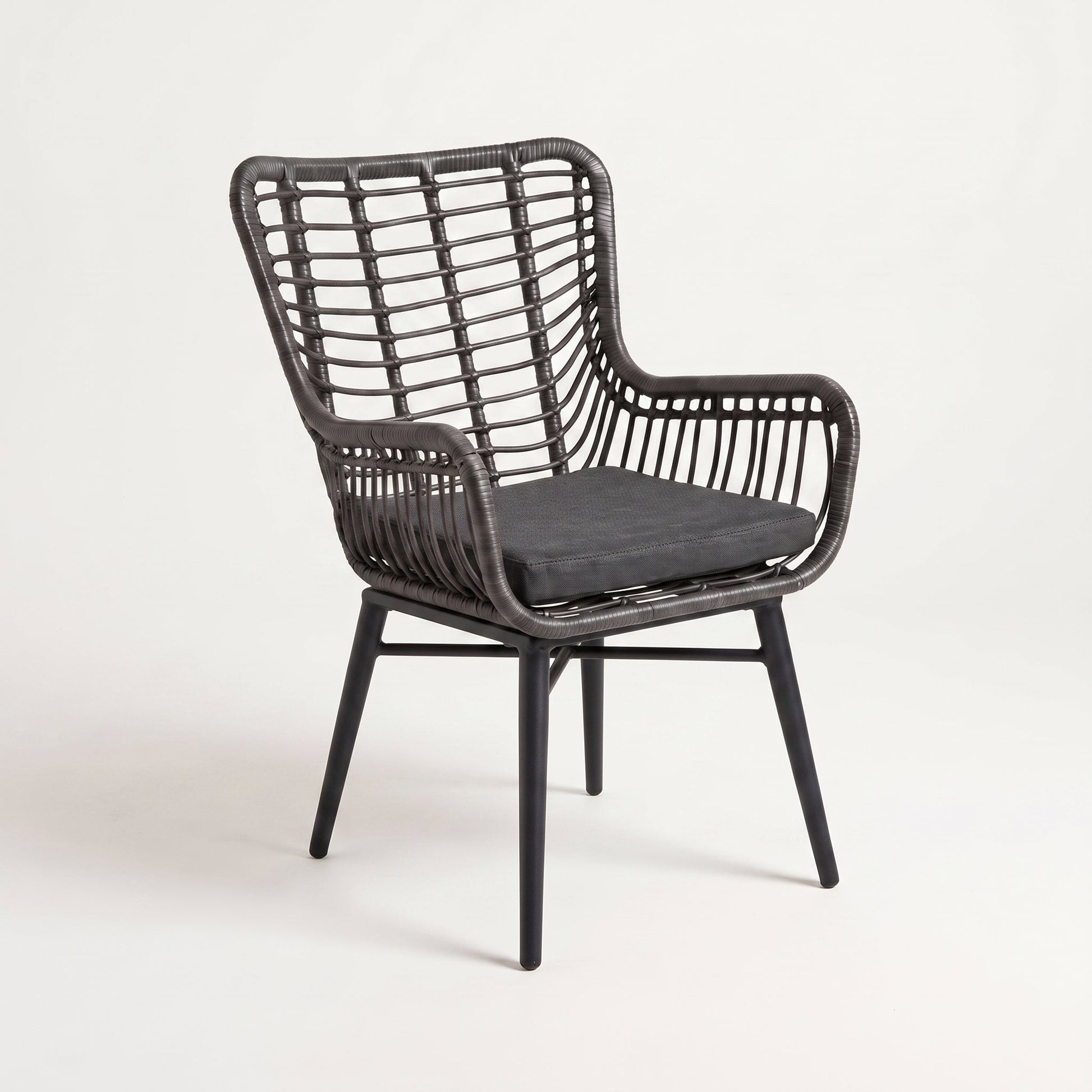 Alba Tuinstoel | Dining - Rock Grey in een sfeervolle tuin - Outnest tuinmeubelen
