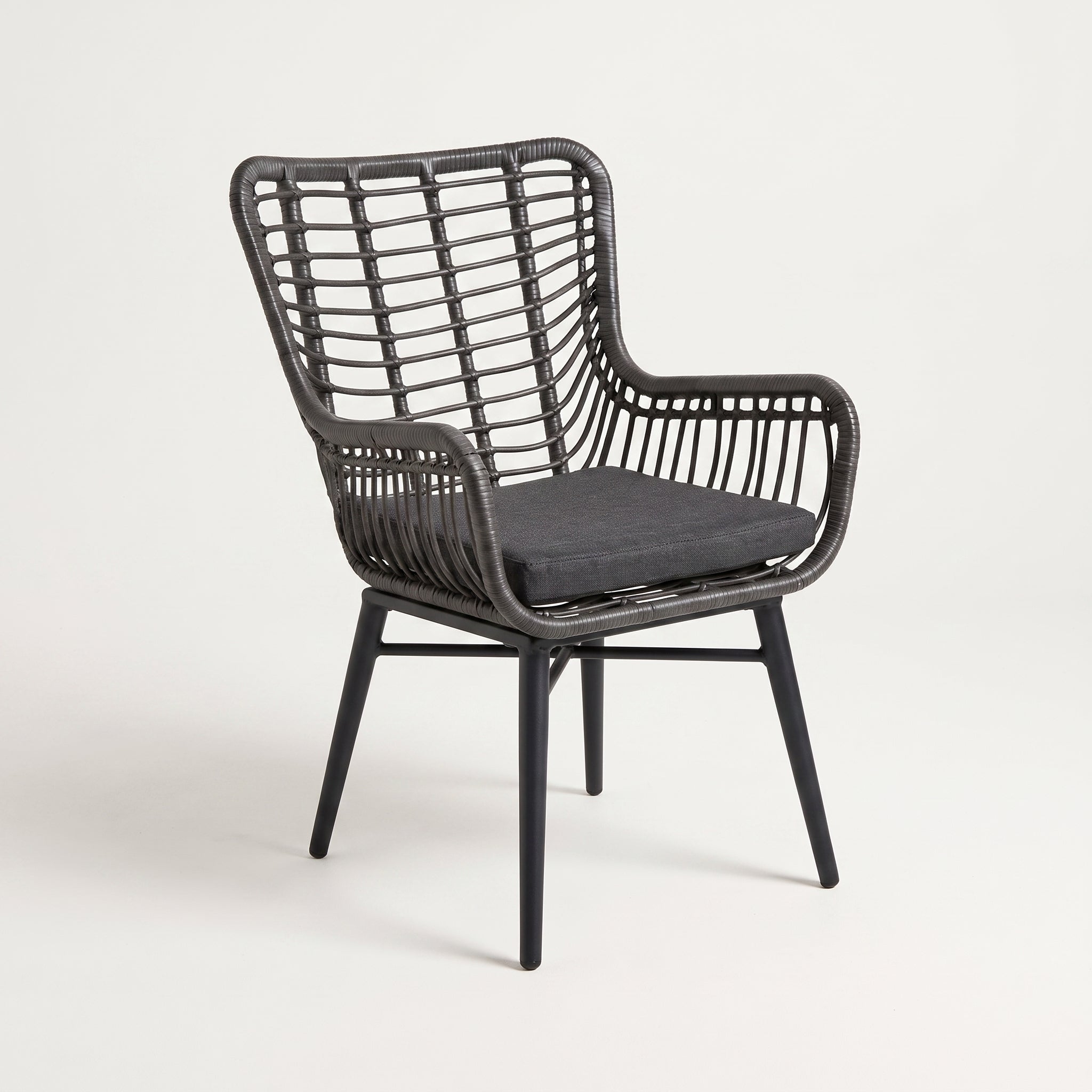 Alba Tuinstoel | Dining - Rock Grey in een sfeervolle tuin - Outnest tuinmeubelen