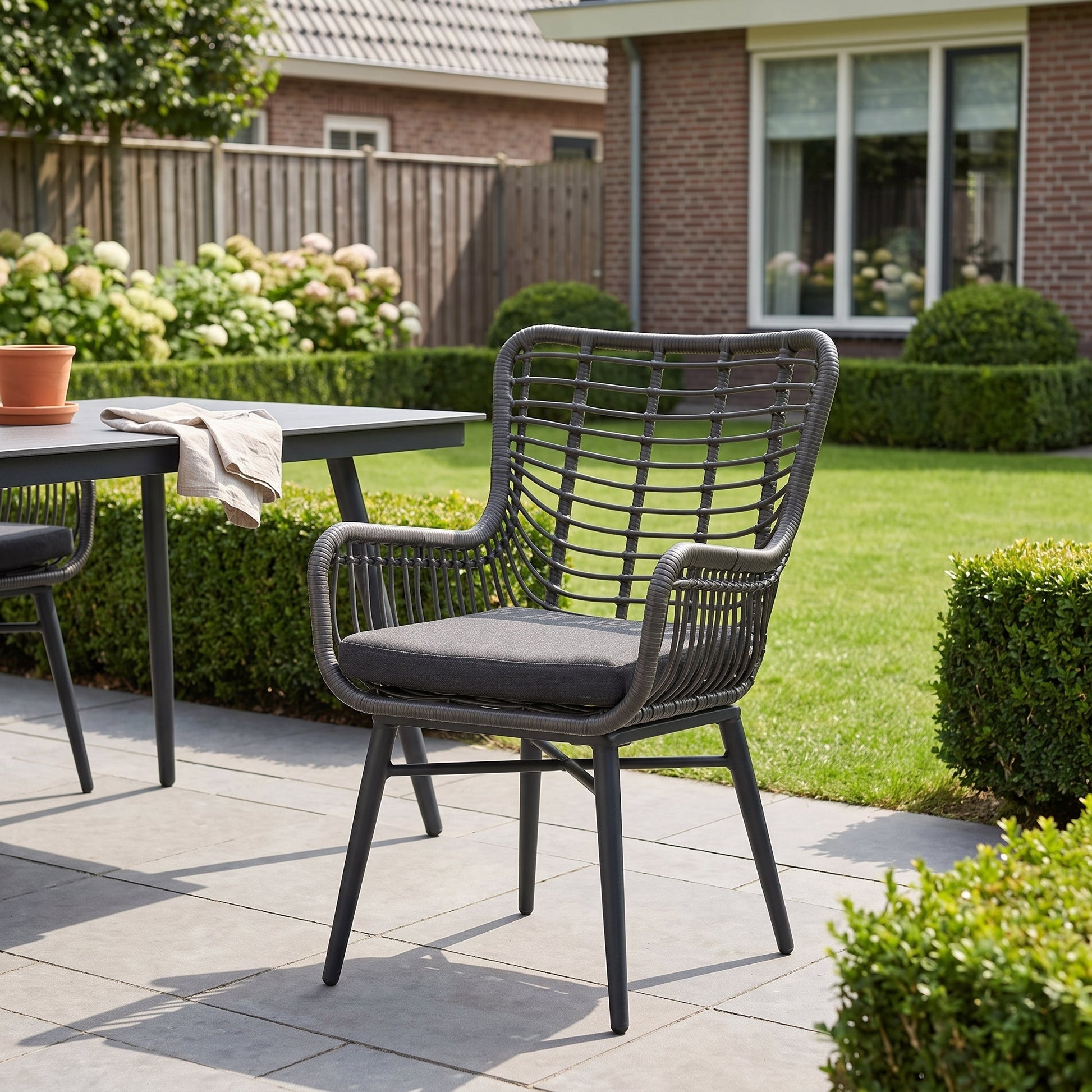 Alba Tuinstoel | Dining - Rock Grey in een sfeervolle tuin - Outnest tuinmeubelen