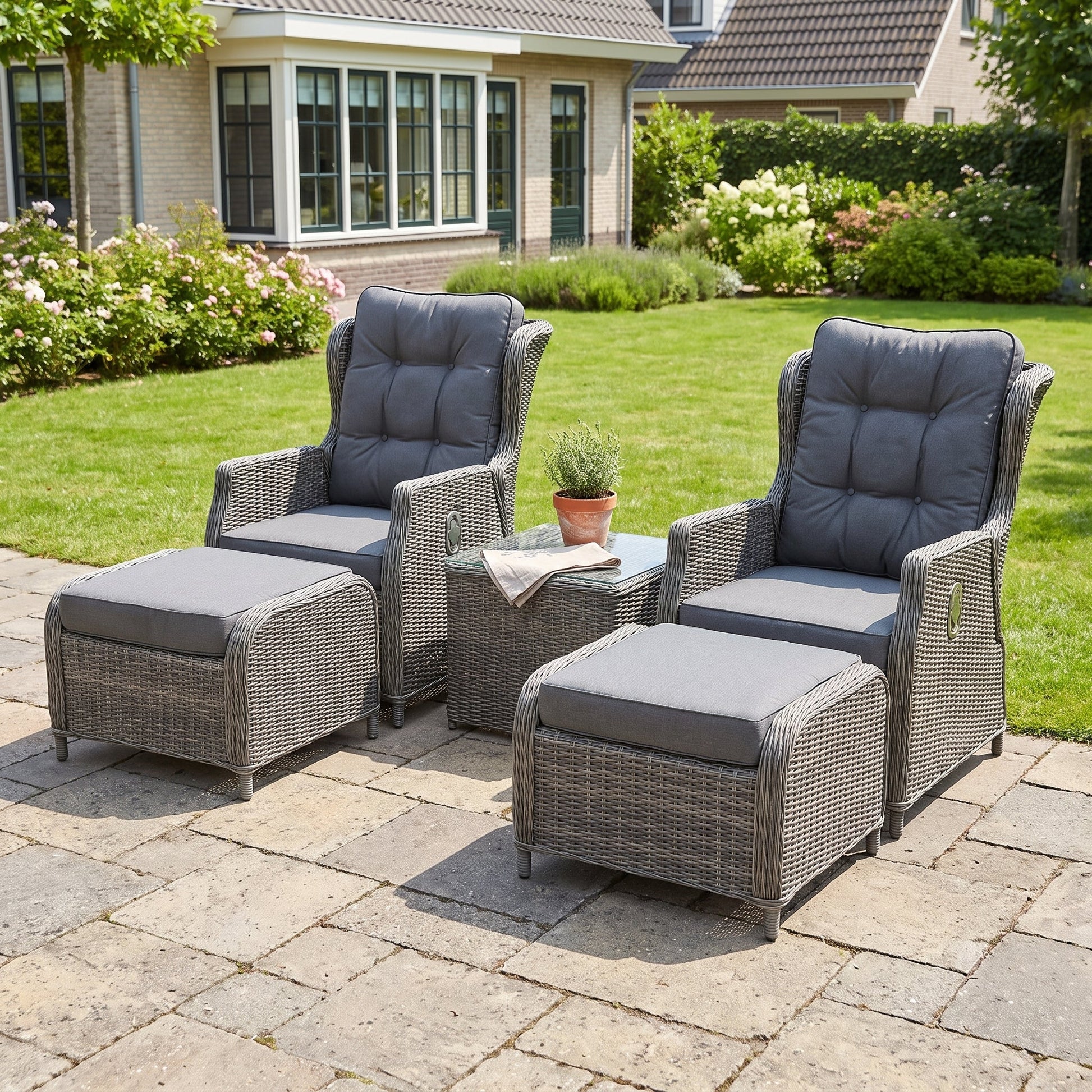 Alicante Verstelbare Loungeset - Kobo Grey in een sfeervolle tuin - Outnest tuinmeubelen