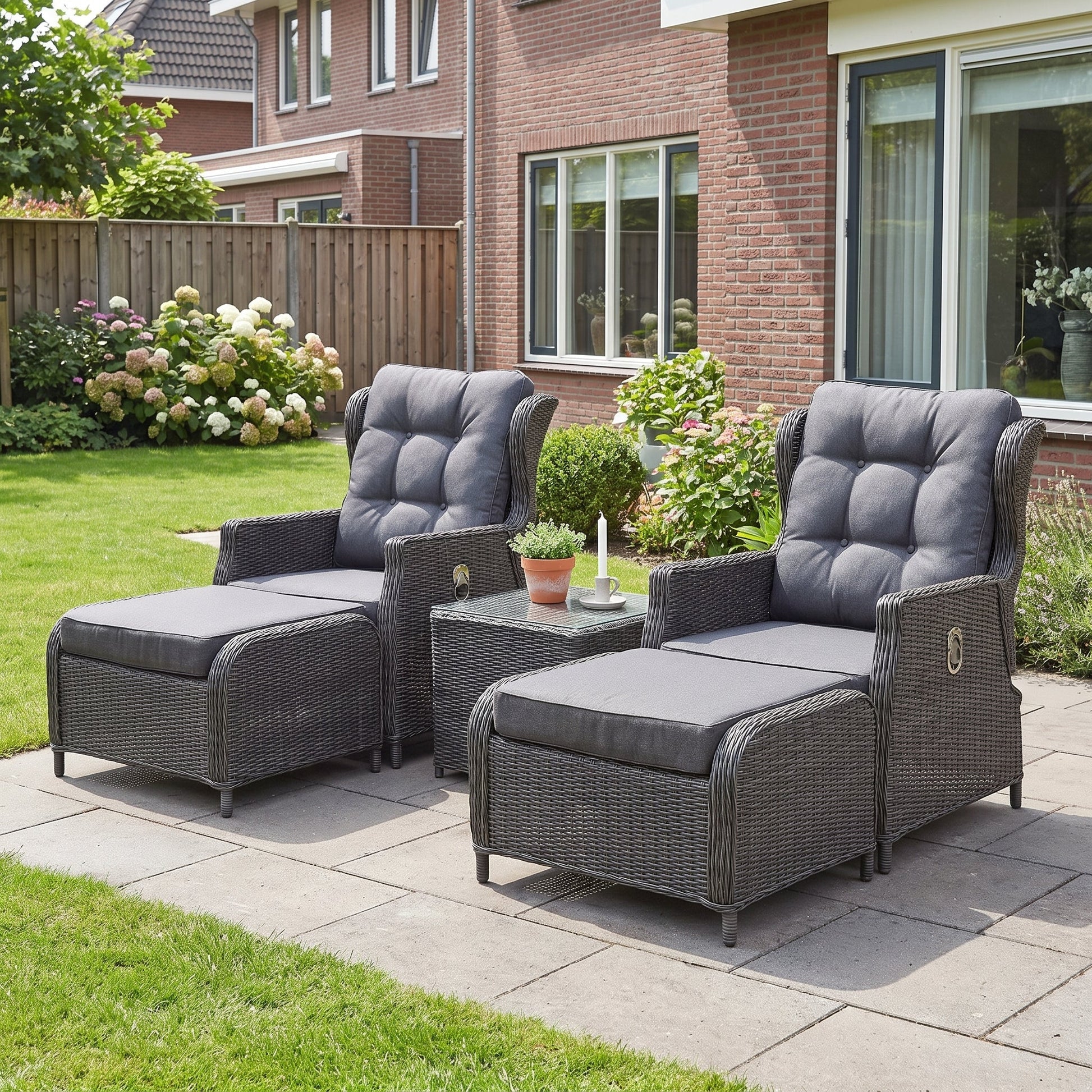 Alicante Verstelbare Loungeset - Rock Grey in een sfeervolle tuin - Outnest tuinmeubelen