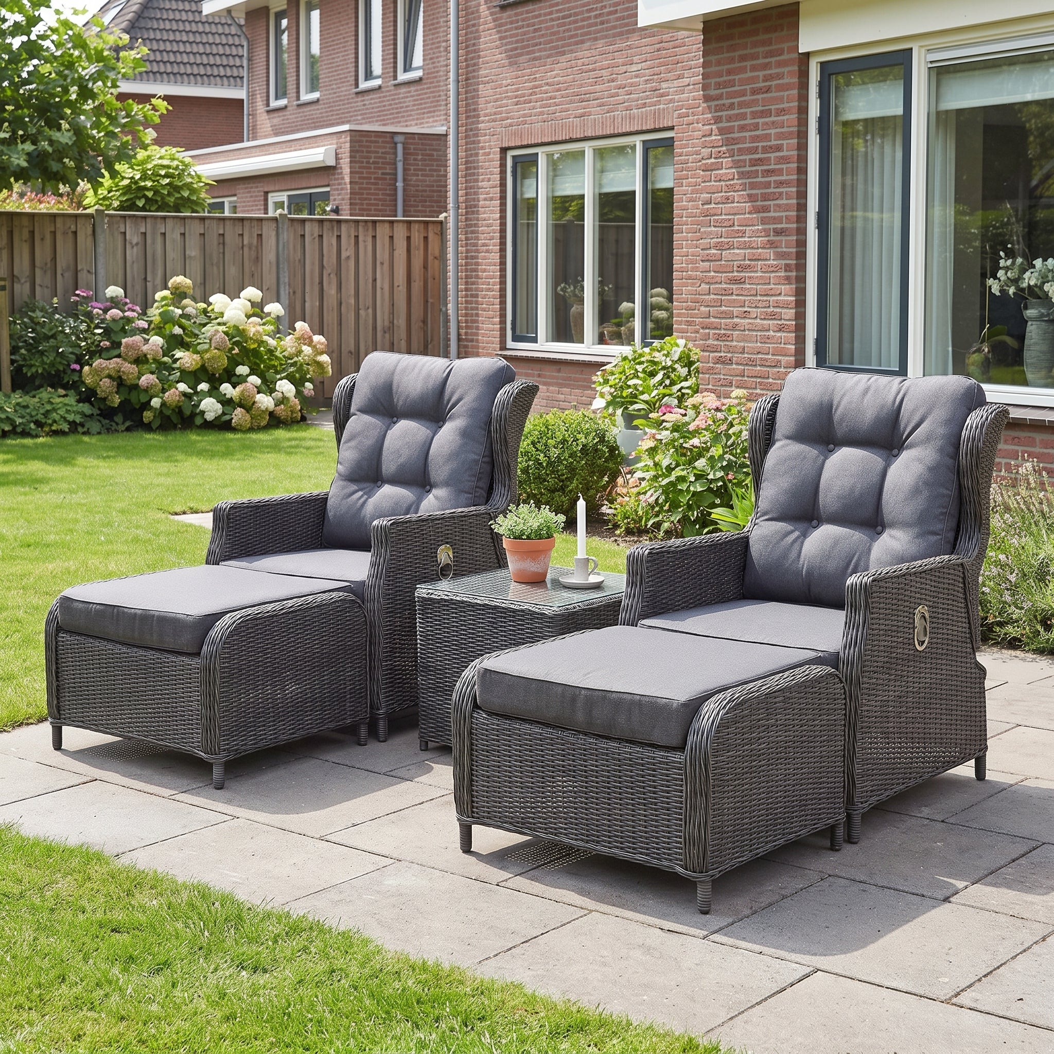 Alicante Verstelbare Loungeset - Rock Grey in een sfeervolle tuin - Outnest tuinmeubelen