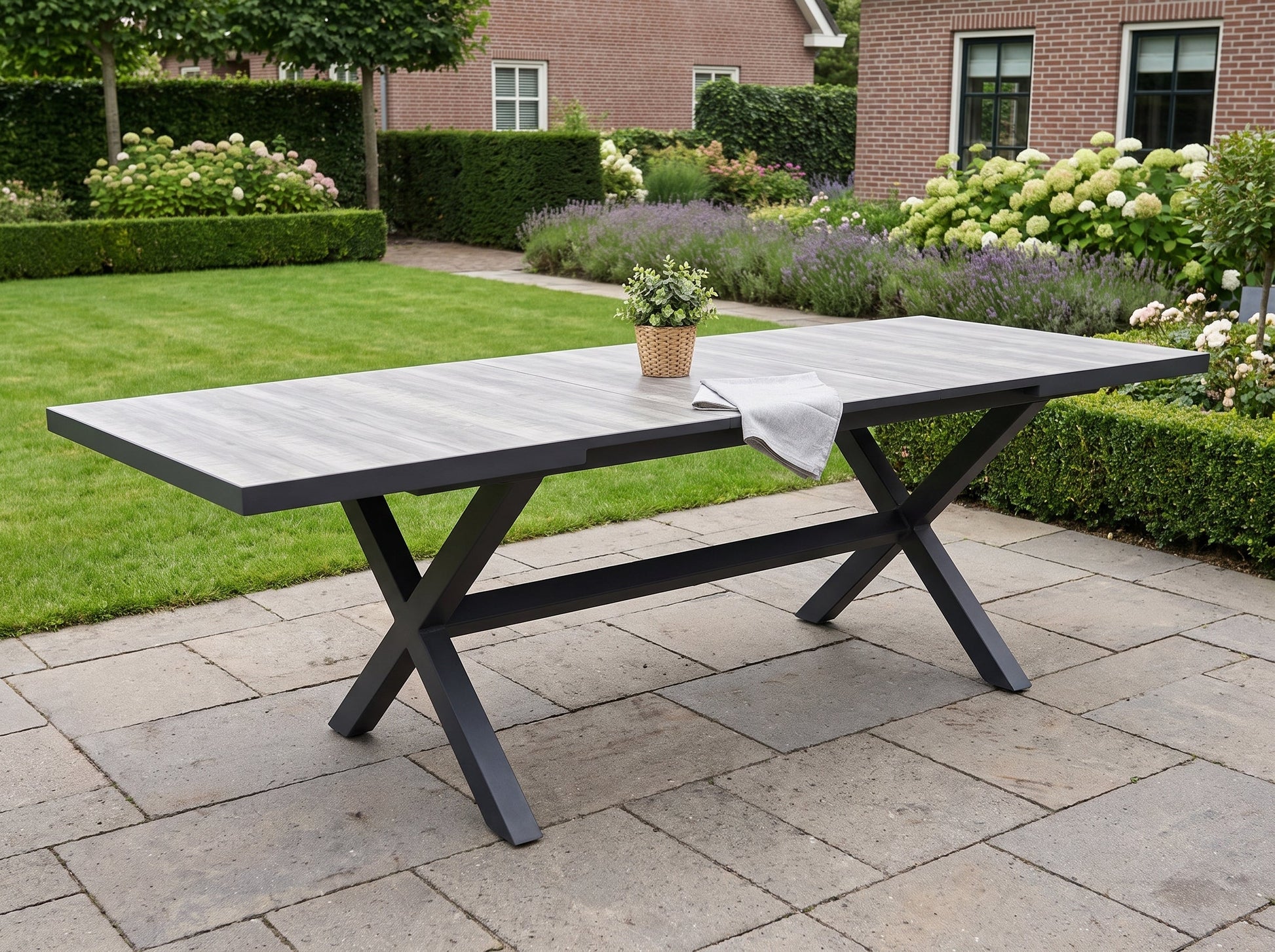 Arona Uitschuifbare Tuintafel in een sfeervolle tuin - Outnest tuinmeubelen