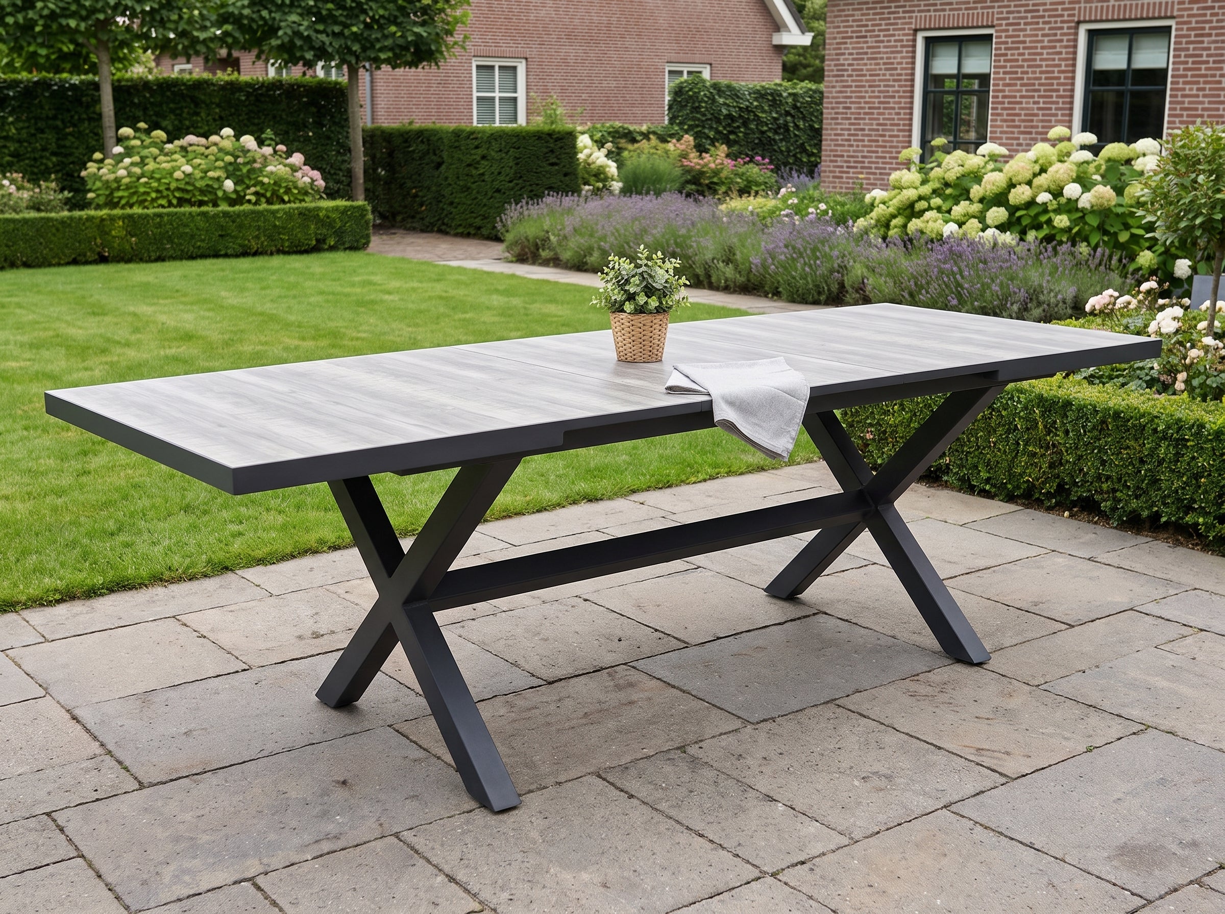 Arona Uitschuifbare Tuintafel in een sfeervolle tuin - Outnest tuinmeubelen