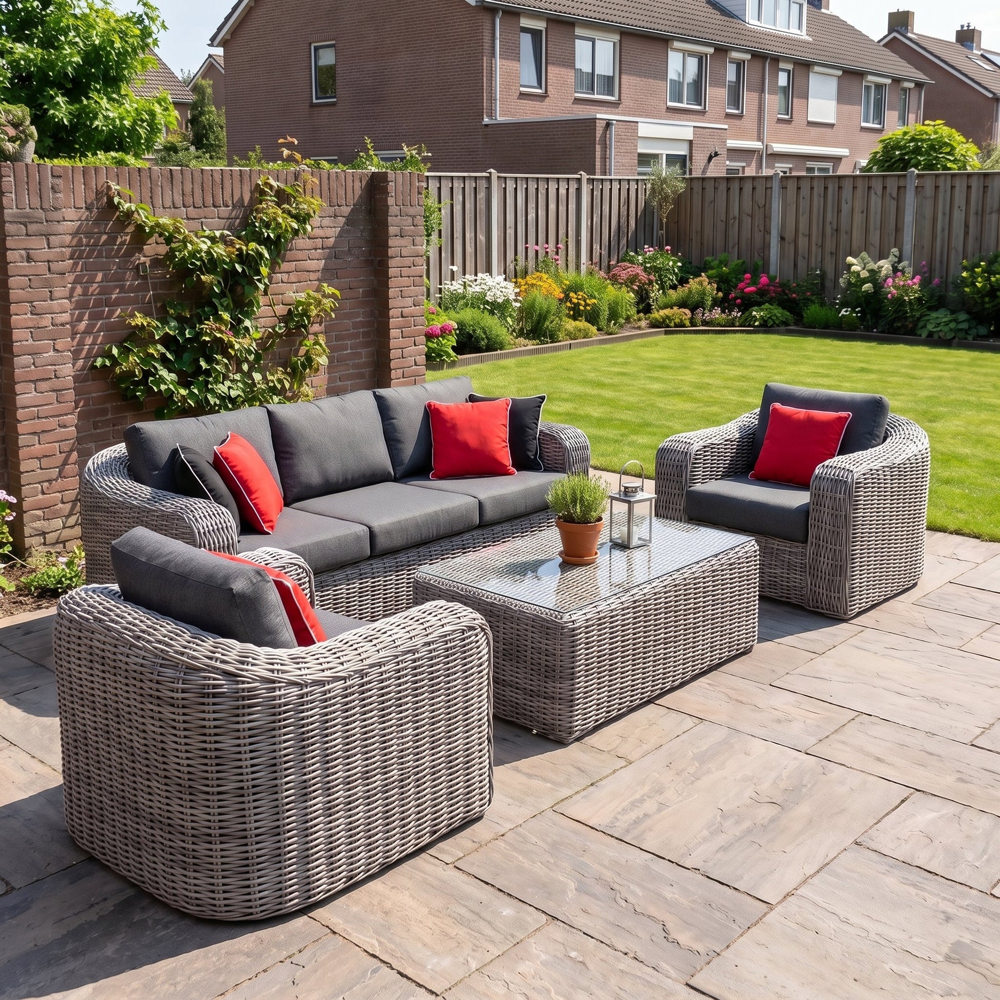 Arrecife Loungeset in een sfeervolle tuin - Outnest tuinmeubelen