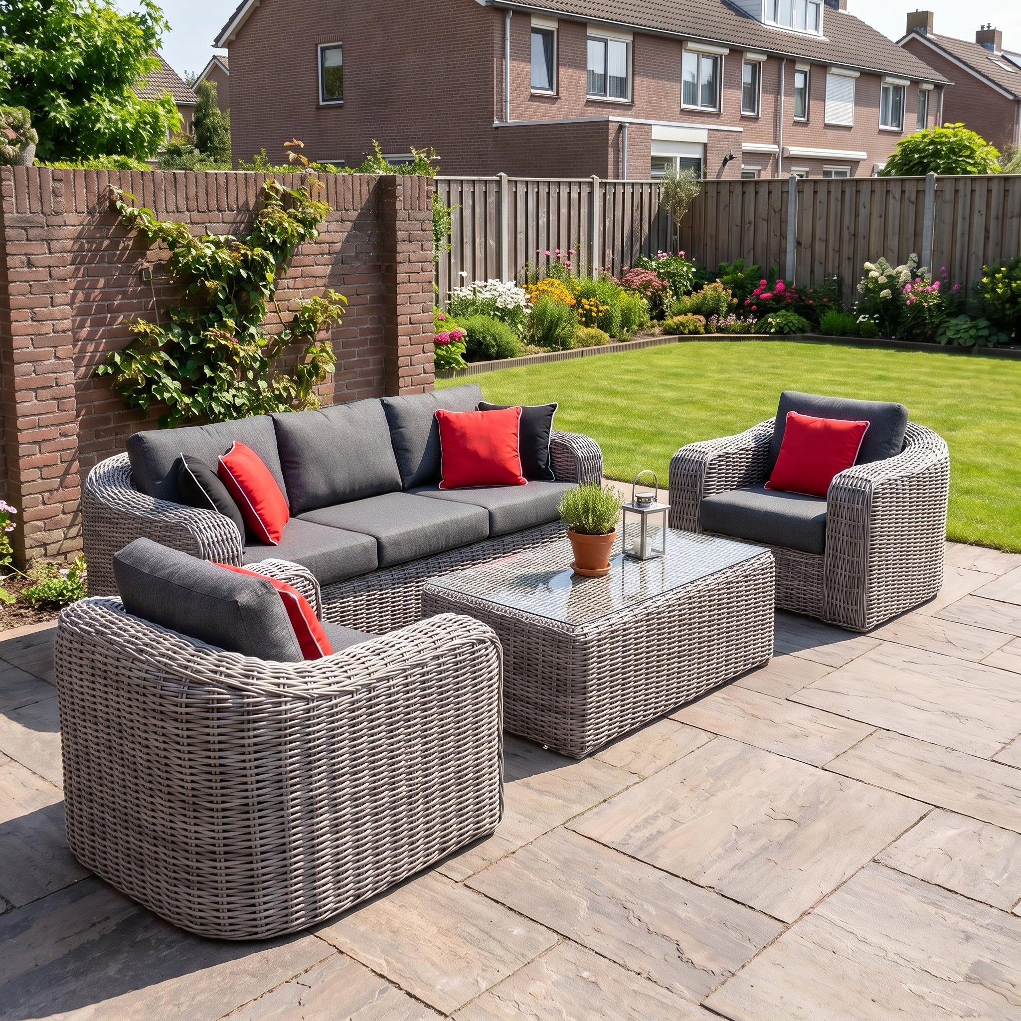 Arrecife Loungeset in een sfeervolle tuin - Outnest tuinmeubelen