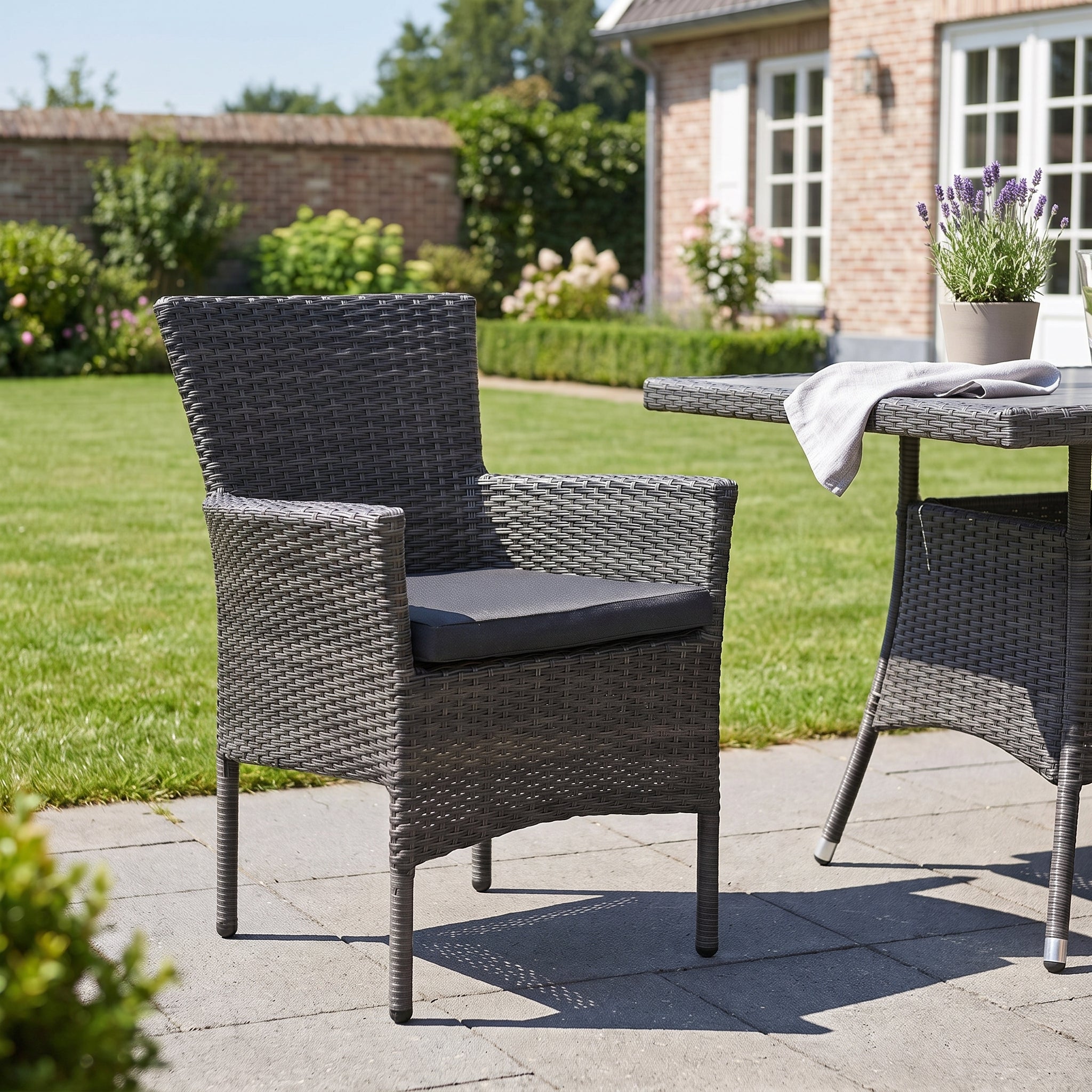 Aruba Stapelbare Tuinstoel | Dining - Dark Grey in een sfeervolle tuin - Outnest tuinmeubelen