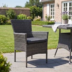 Aruba Stapelbare Tuinstoel | Dining - Dark Grey in een sfeervolle tuin - Outnest tuinmeubelen