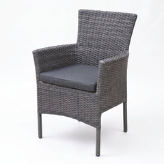Aruba Stapelbare Tuinstoel | Dining - Dark Grey in een sfeervolle tuin - Outnest tuinmeubelen