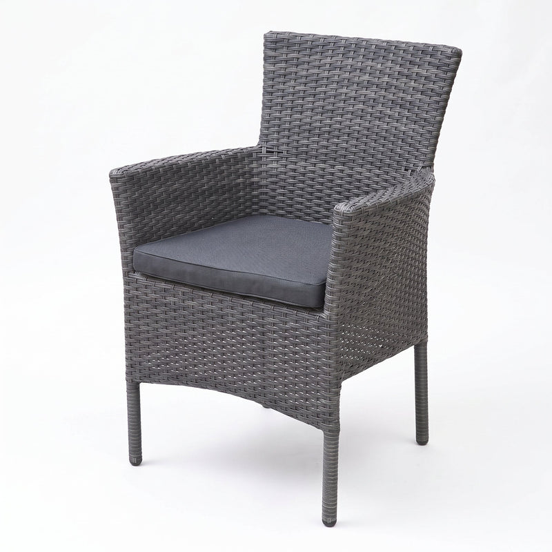 Aruba Stapelbare Tuinstoel | Dining - Dark Grey in een sfeervolle tuin - Outnest tuinmeubelen