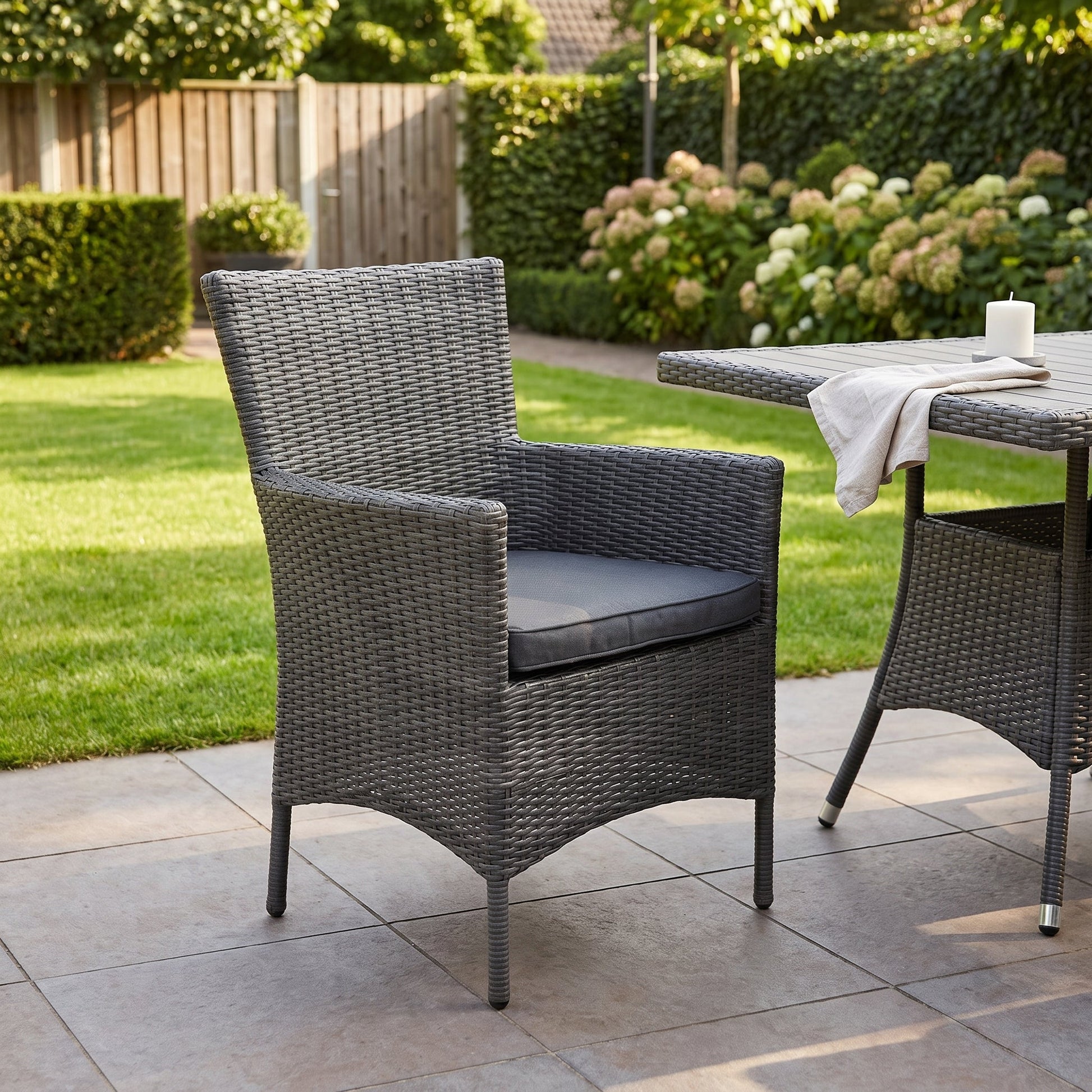 Aruba Tuinstoel | Dining - Rock Grey in een sfeervolle tuin - Outnest tuinmeubelen