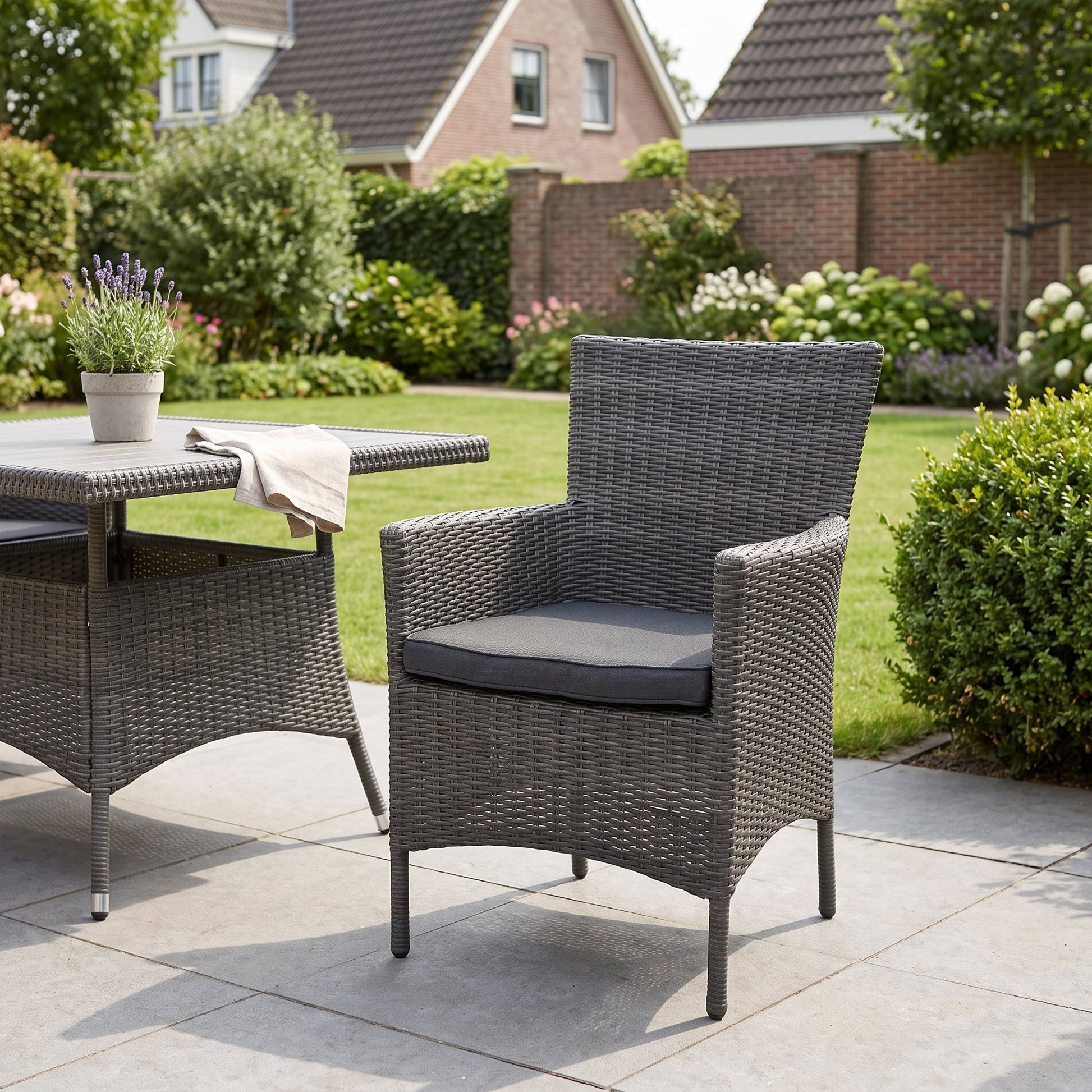 Aruba Tuinstoel | Dining - Rock Grey in een sfeervolle tuin - Outnest tuinmeubelen