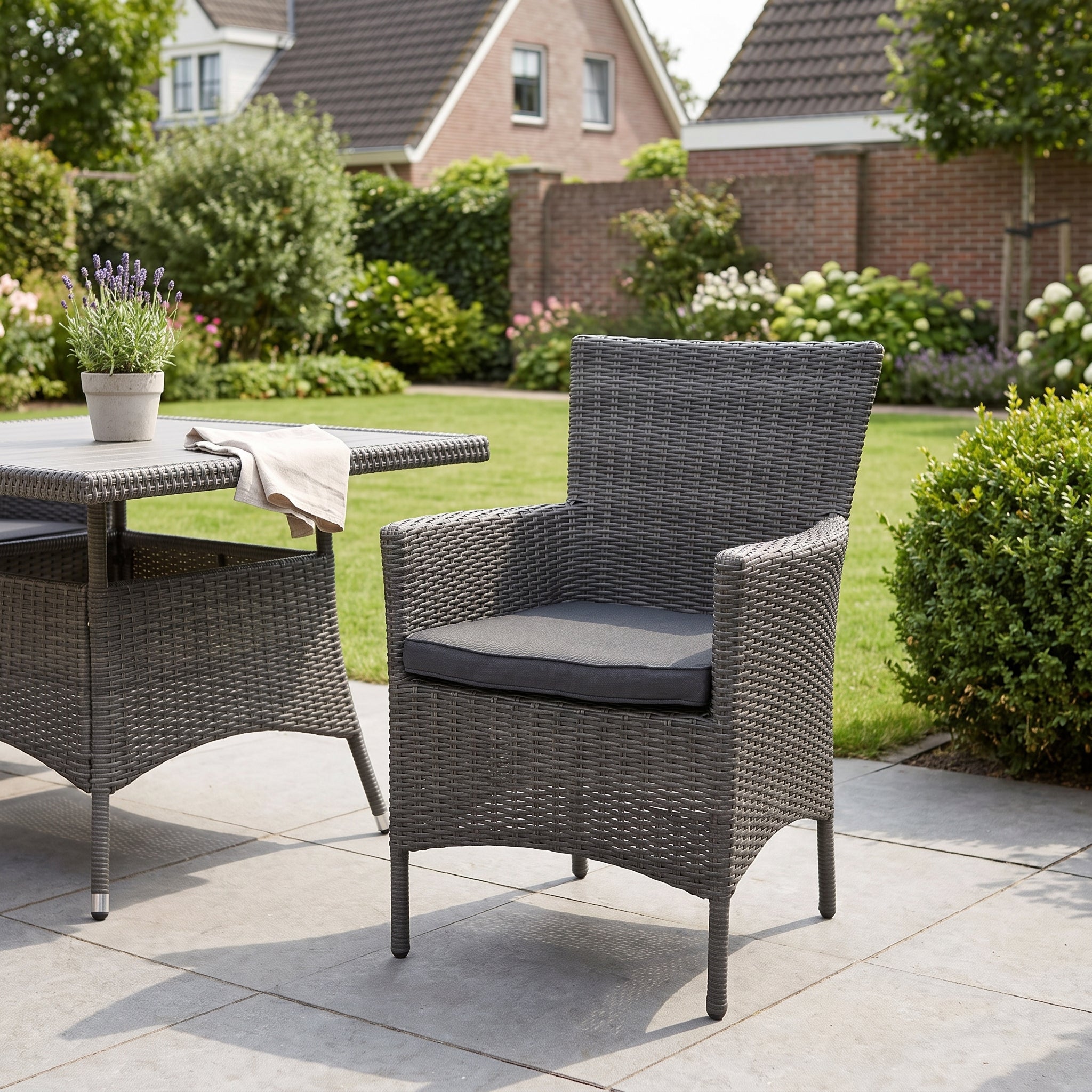 Aruba Tuinstoel | Dining - Rock Grey in een sfeervolle tuin - Outnest tuinmeubelen