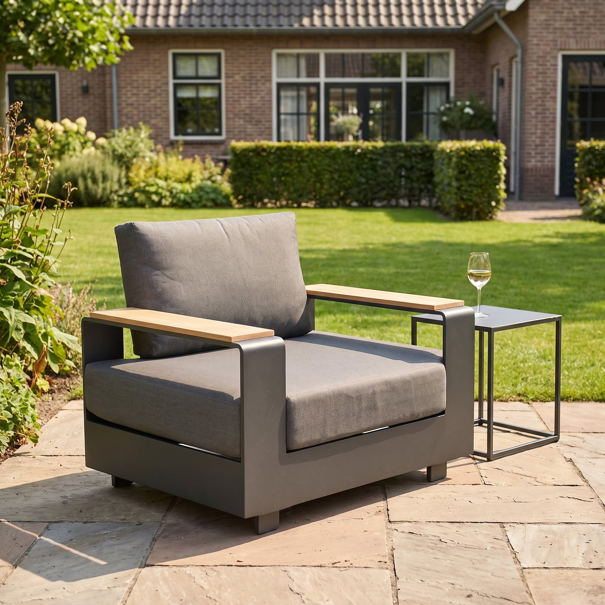 Athene Loungestoel in een sfeervolle tuin - Outnest tuinmeubelen
