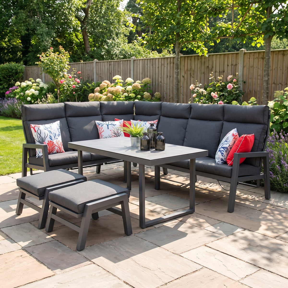 Atletico Lounge Dining Hoekbank met Hockers - Dark Grey in een sfeervolle tuin - Outnest tuinmeubelen