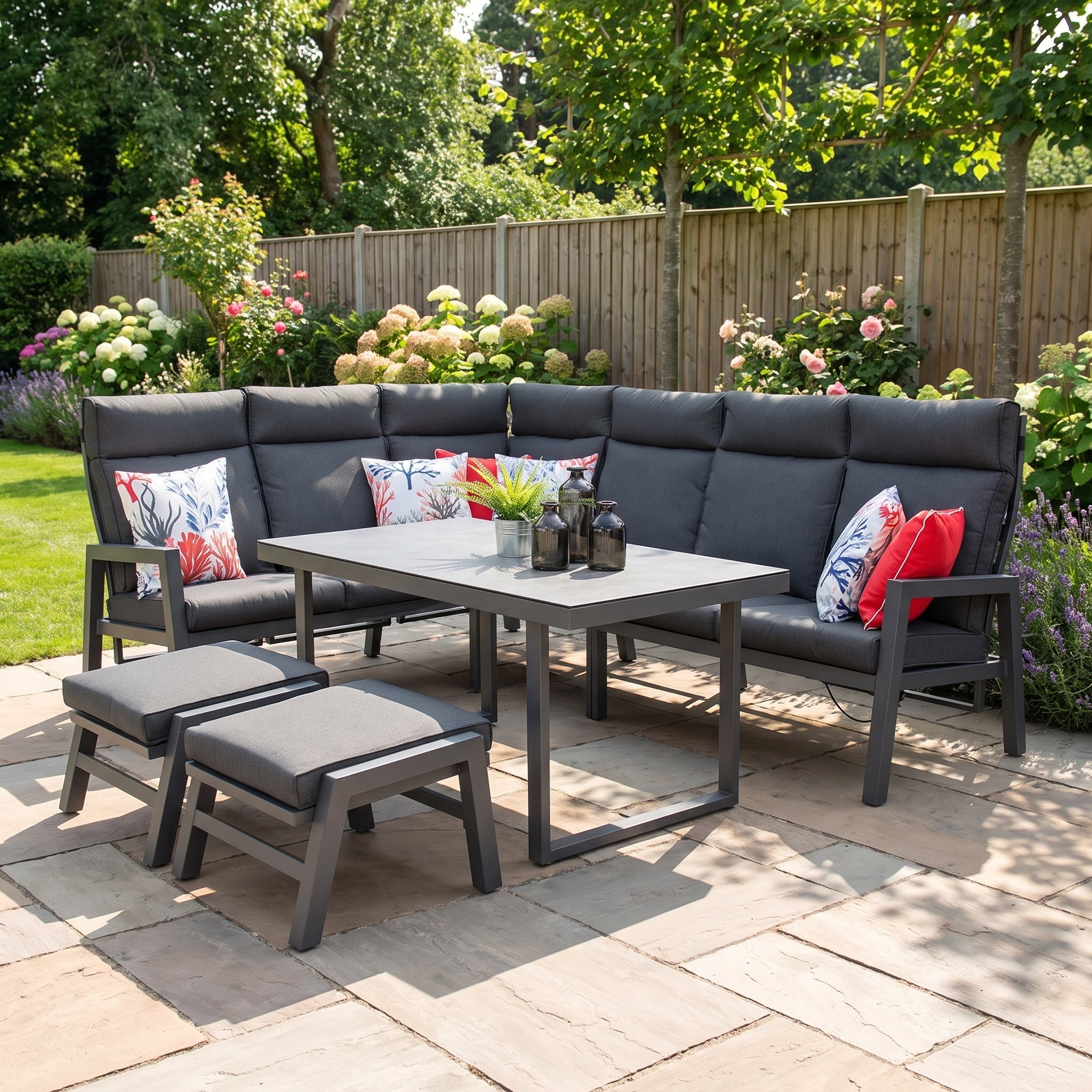 Atletico Lounge Dining Hoekbank met Hockers - Dark Grey in een sfeervolle tuin - Outnest tuinmeubelen
