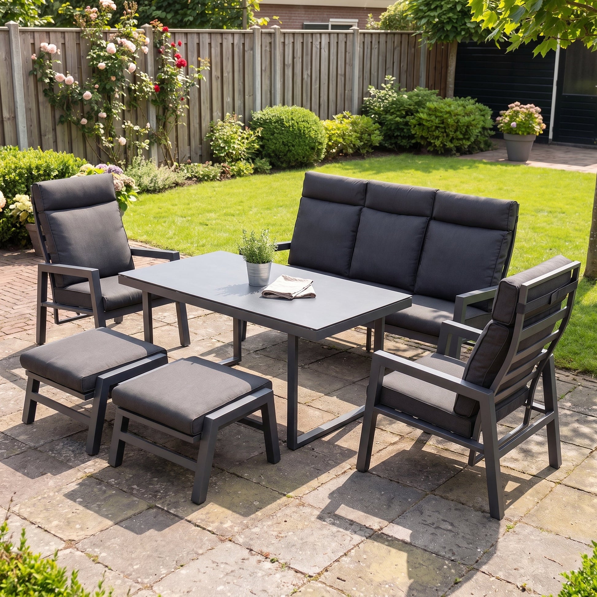 Atletico Verstelbare Dining Loungeset in een sfeervolle tuin - Outnest tuinmeubelen