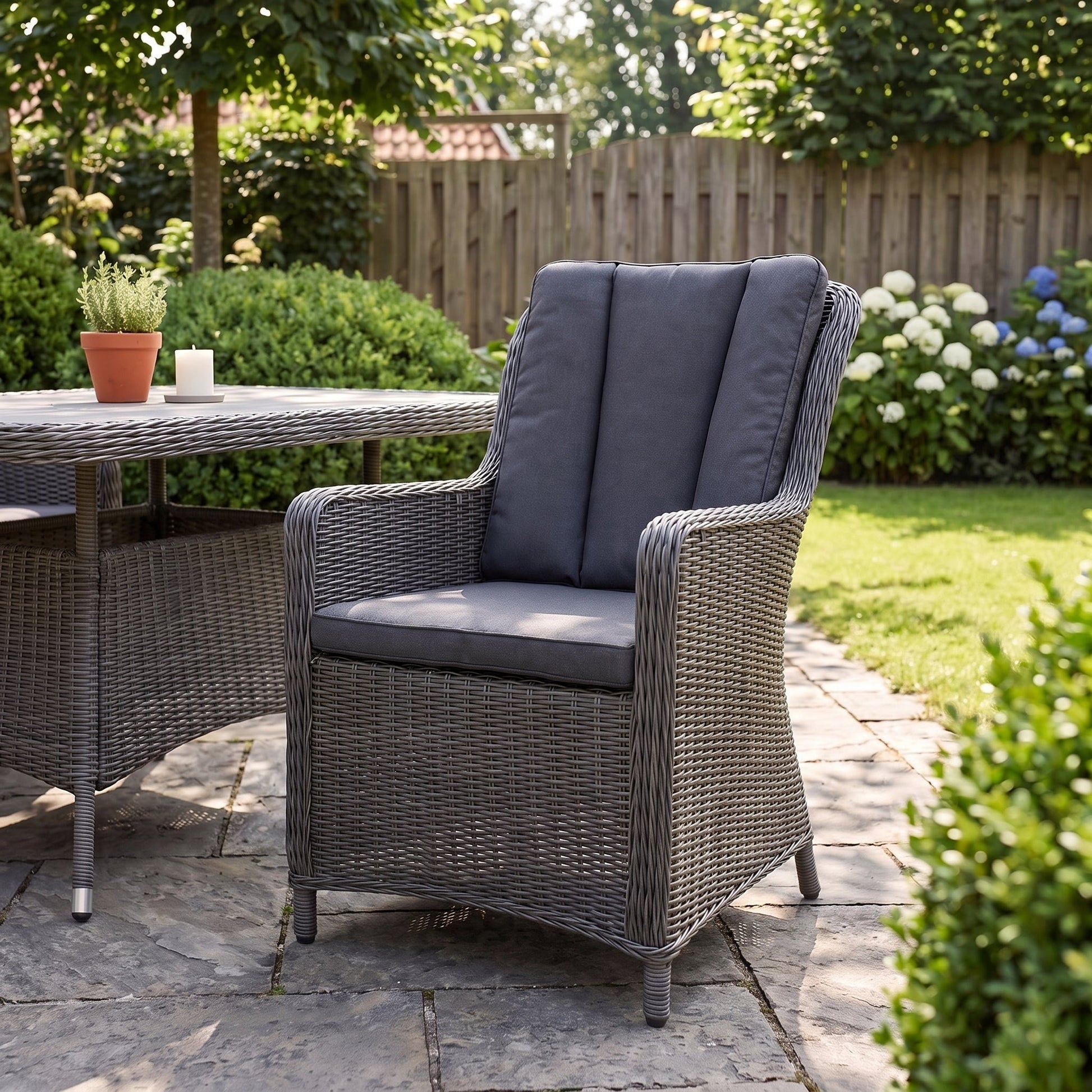 Avalon Tuinstoel | Dining - Rock Grey in een sfeervolle tuin - Outnest tuinmeubelen