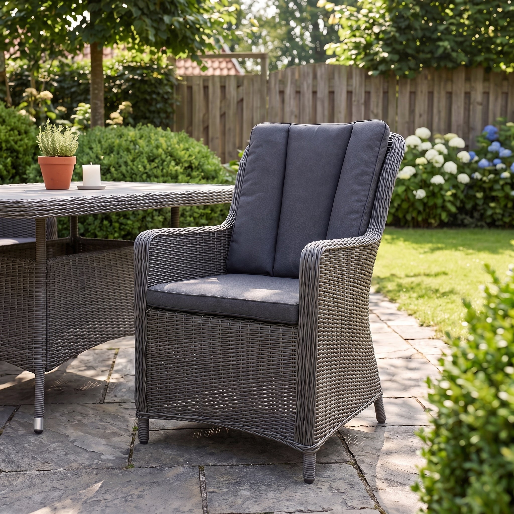Avalon Tuinstoel | Dining - Rock Grey in een sfeervolle tuin - Outnest tuinmeubelen