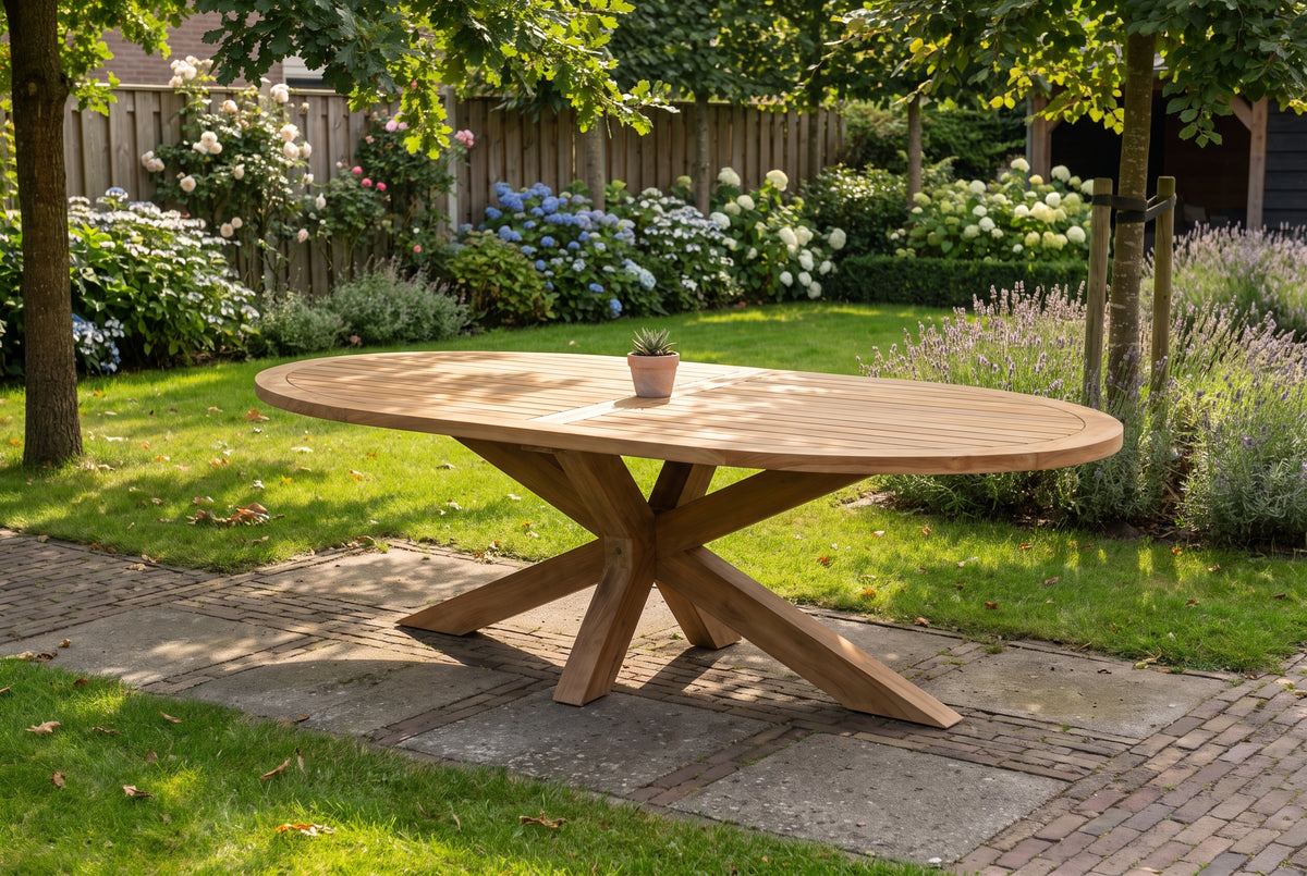 Ovale teakhouten tuintafel met een blik olie en een blik lazuur ernaast