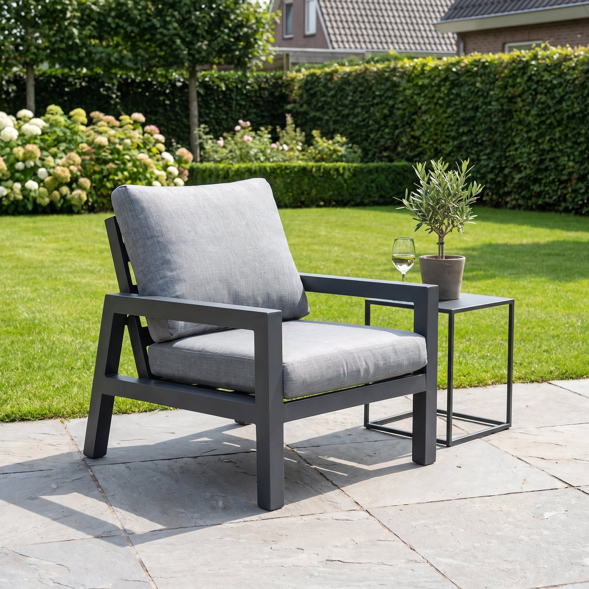 Bakersfield Loungestoel in een sfeervolle tuin - Outnest tuinmeubelen