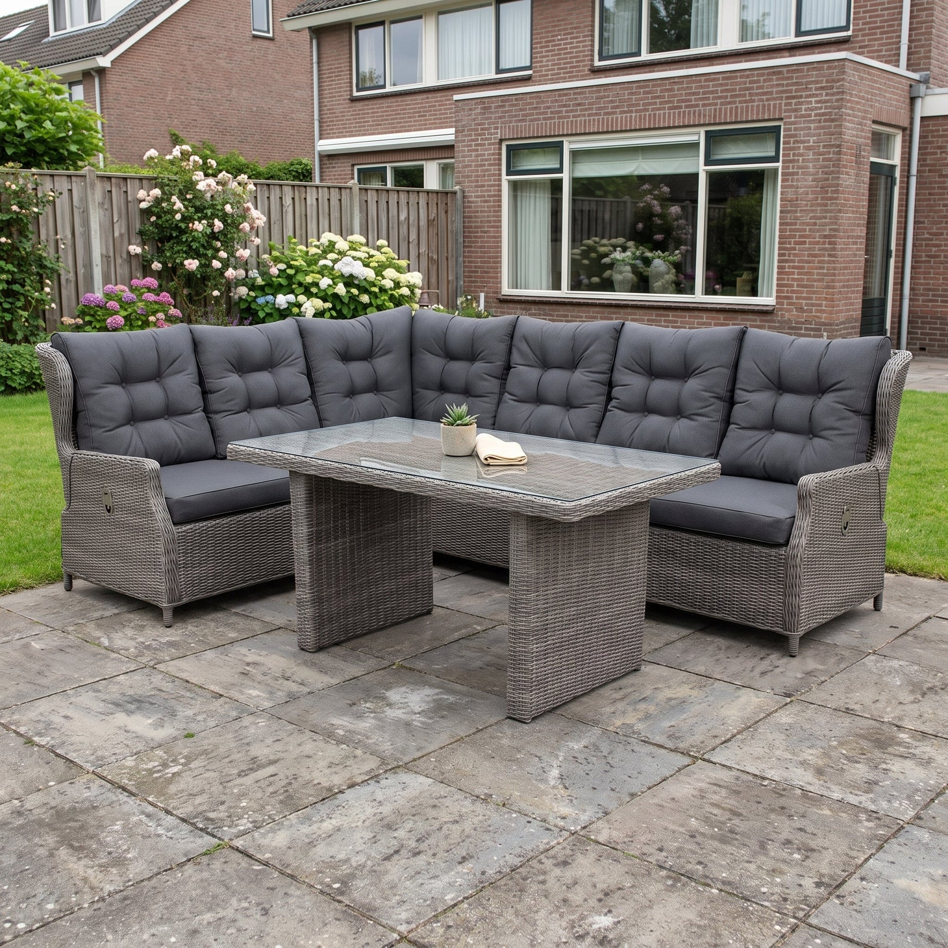 Barcelona Lounge Dining Hoekbank - Glas / Kobo Grey in een sfeervolle tuin - Outnest tuinmeubelen